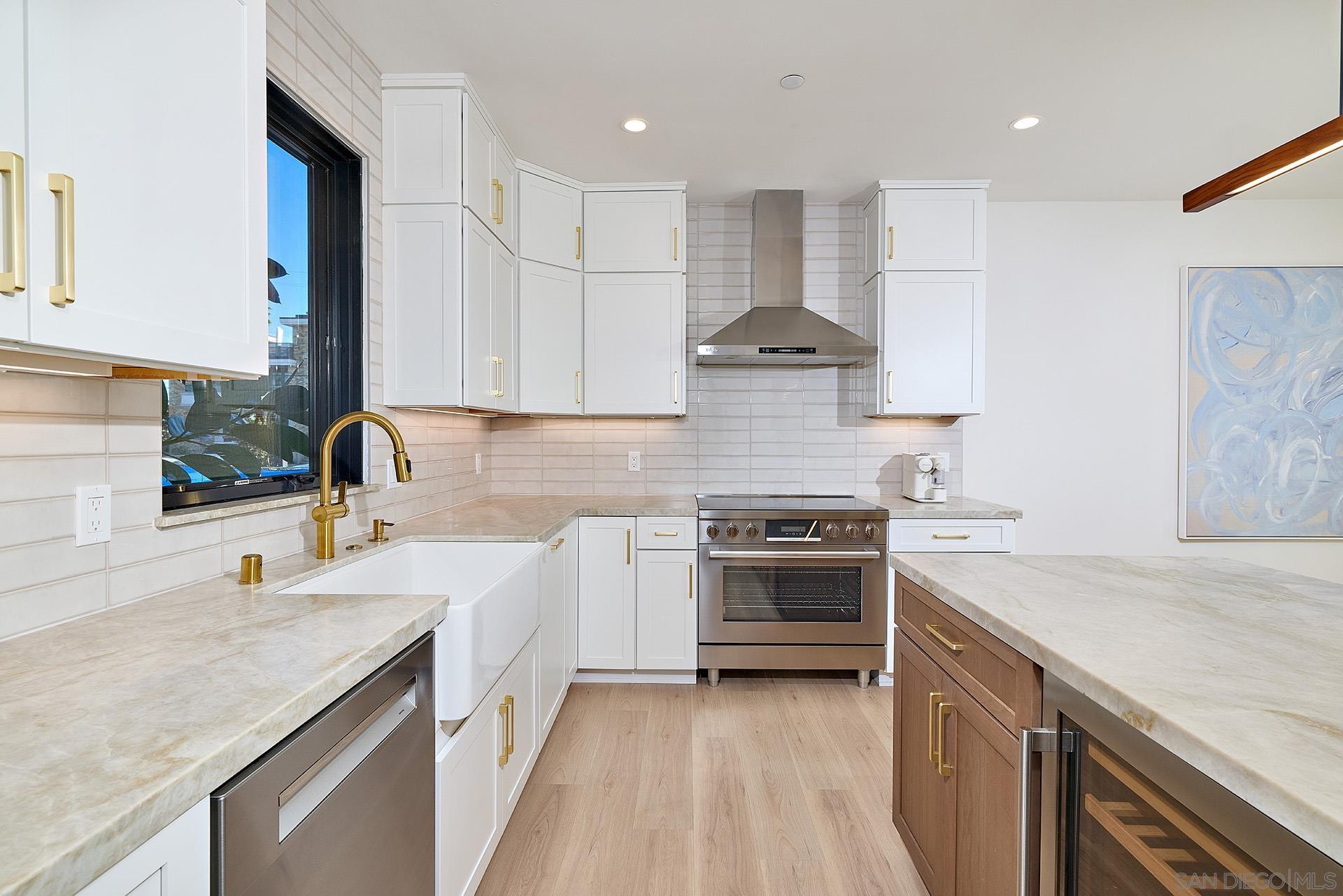 Detail Gallery Image 4 of 34 For 164  Cherry, Carlsbad,  CA 92008 - 3 Beds | 3/1 Baths