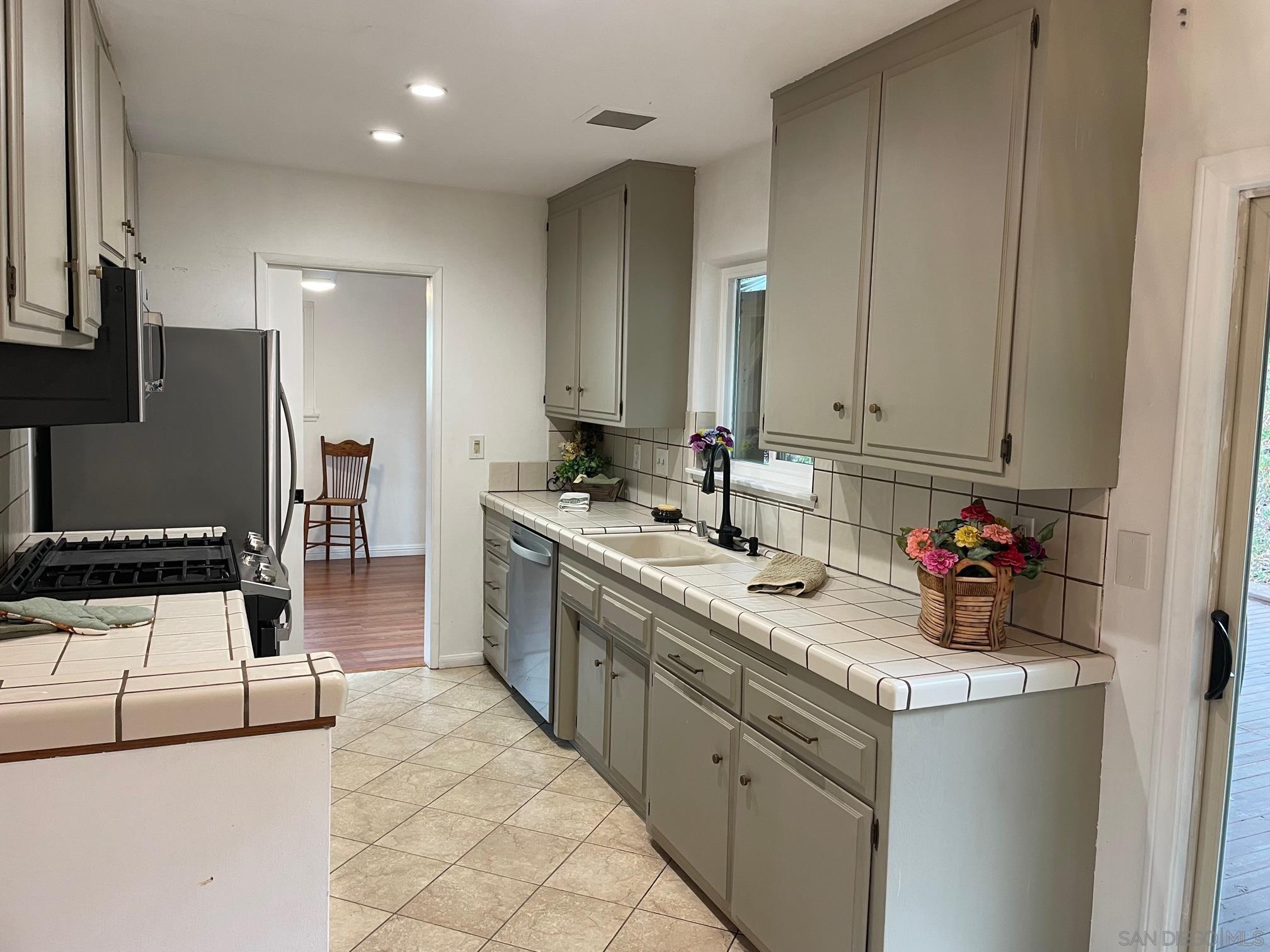 Detail Gallery Image 9 of 22 For 877  Brockton St, El Cajon,  CA 92020 - 3 Beds | 2 Baths