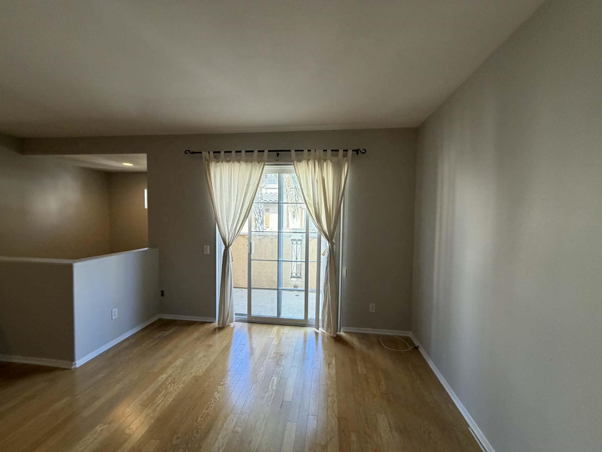 Detail Gallery Image 2 of 7 For 746  Broadway 13, Chula Vista,  CA 91910 - 3 Beds | 3/1 Baths