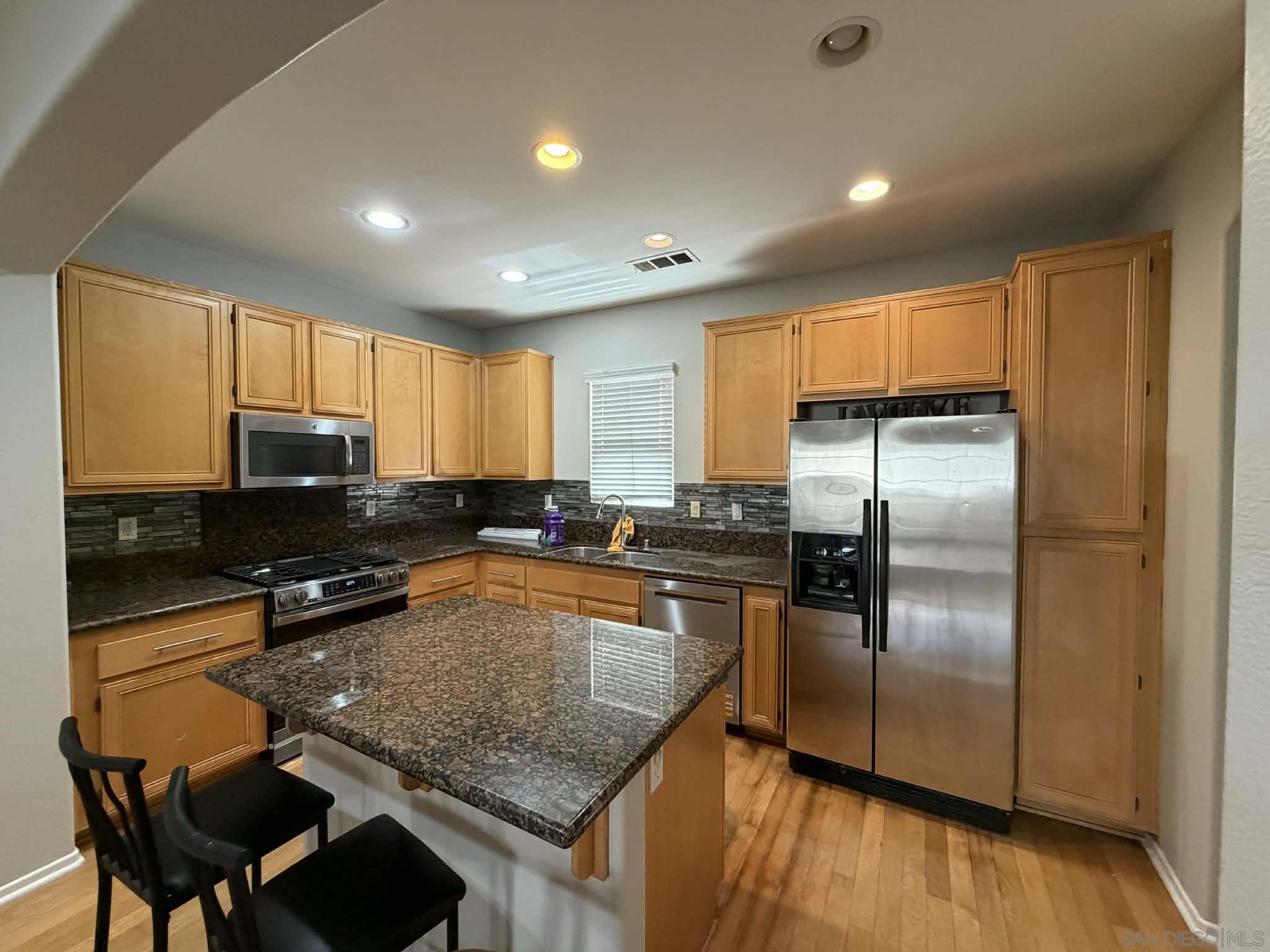 Detail Gallery Image 3 of 7 For 746  Broadway 13, Chula Vista,  CA 91910 - 3 Beds | 3/1 Baths