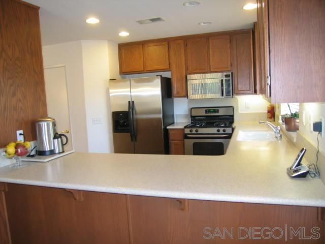 Detail Gallery Image 3 of 9 For 1978  Arbor Glen, Escondido,  CA 92025 - 3 Beds | 2/1 Baths