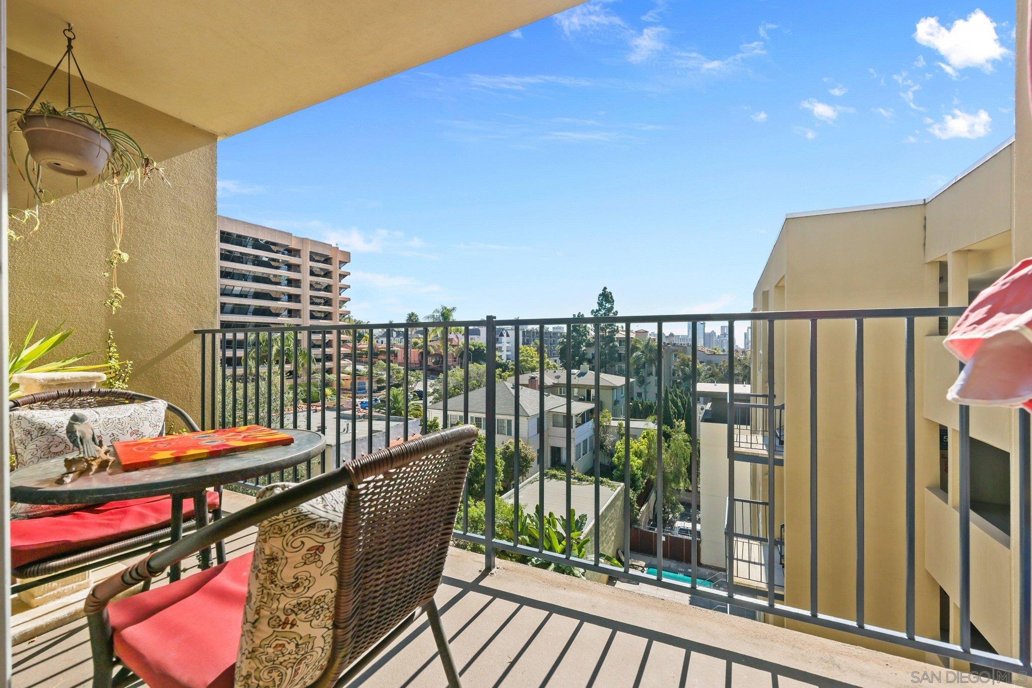 Detail Gallery Image 2 of 44 For 2568  Albatross St  6f,  San Diego,  CA 92101 - 2 Beds | 2 Baths