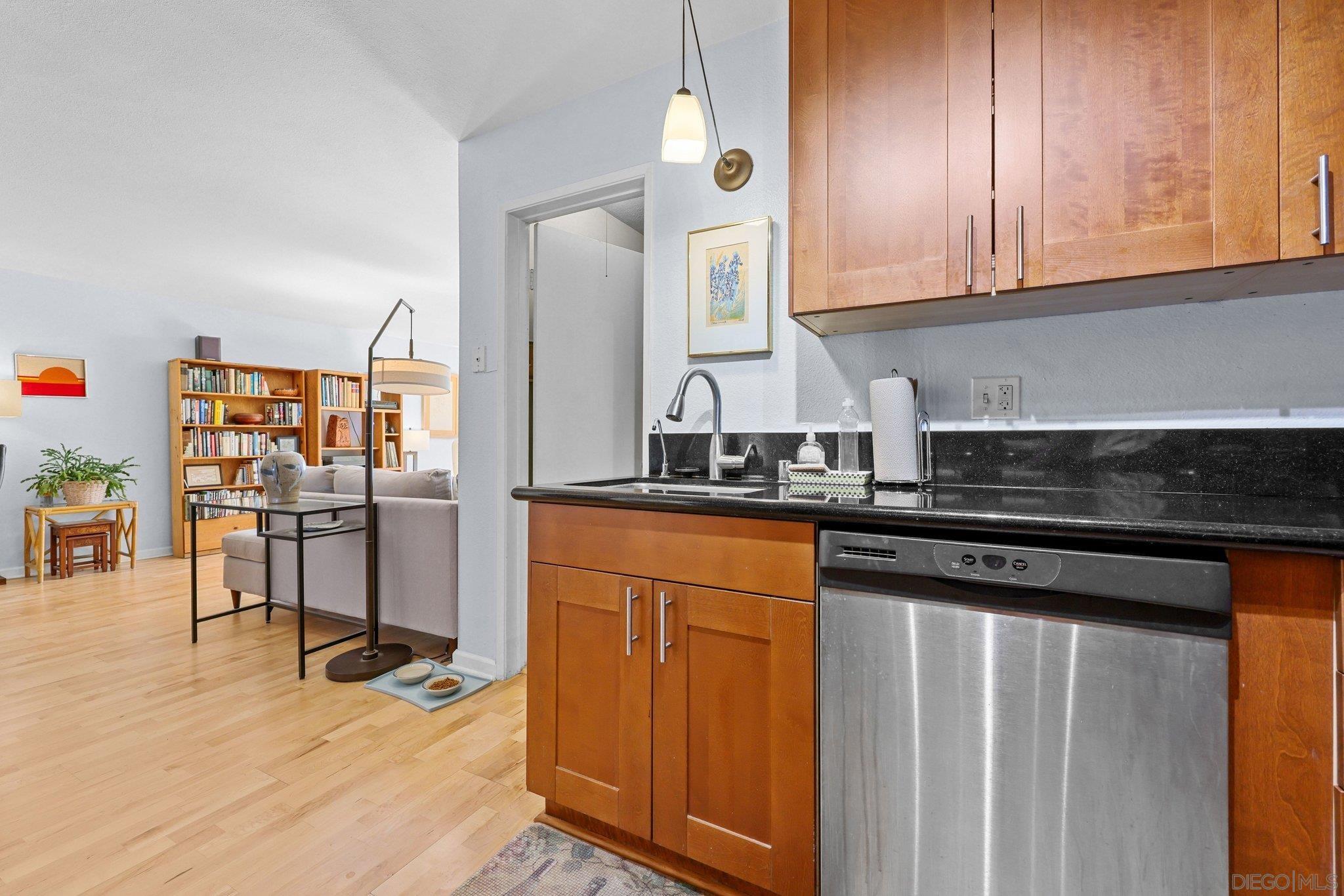 Detail Gallery Image 12 of 44 For 2568  Albatross St  6f,  San Diego,  CA 92101 - 2 Beds | 2 Baths