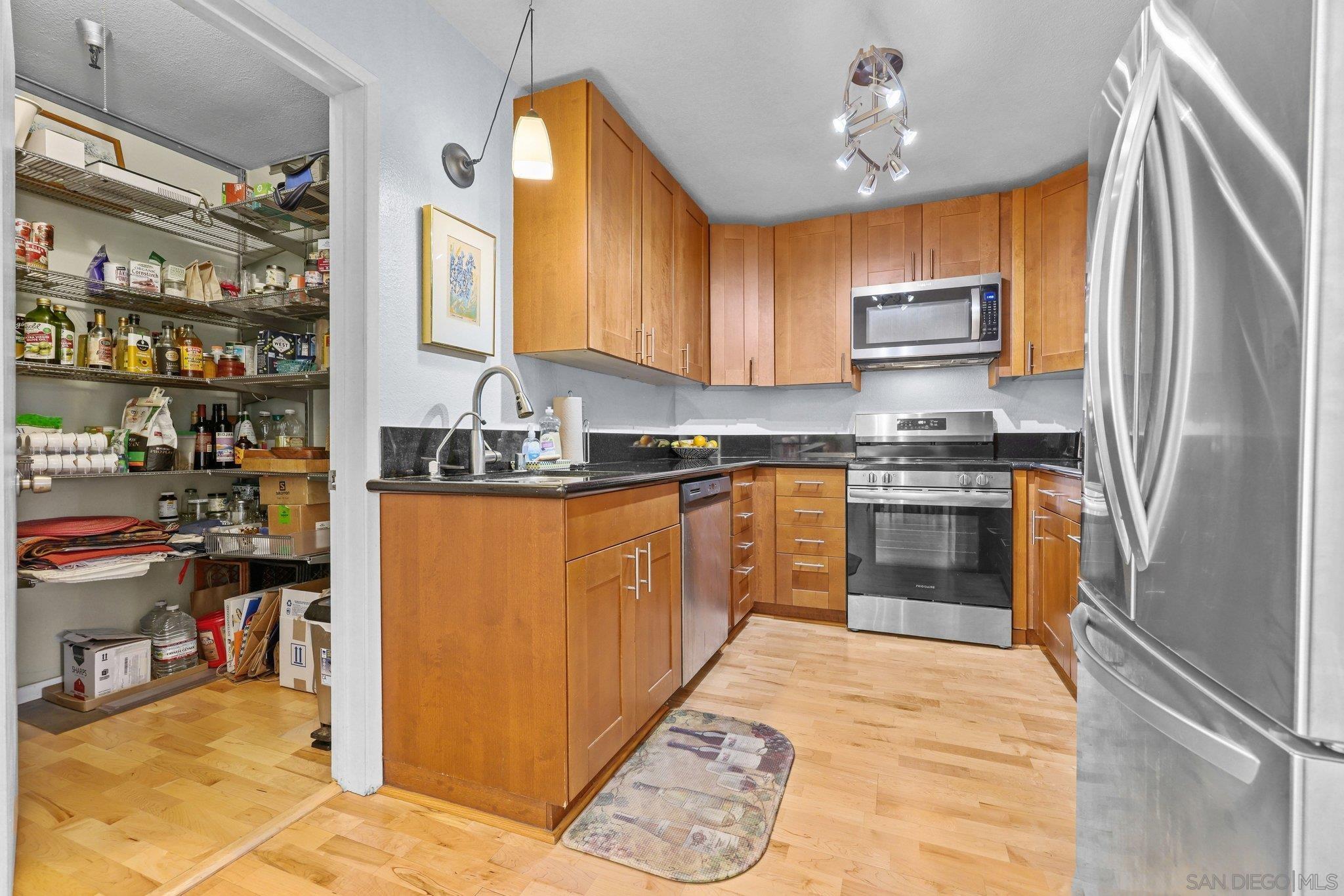 Detail Gallery Image 10 of 44 For 2568  Albatross St  6f,  San Diego,  CA 92101 - 2 Beds | 2 Baths