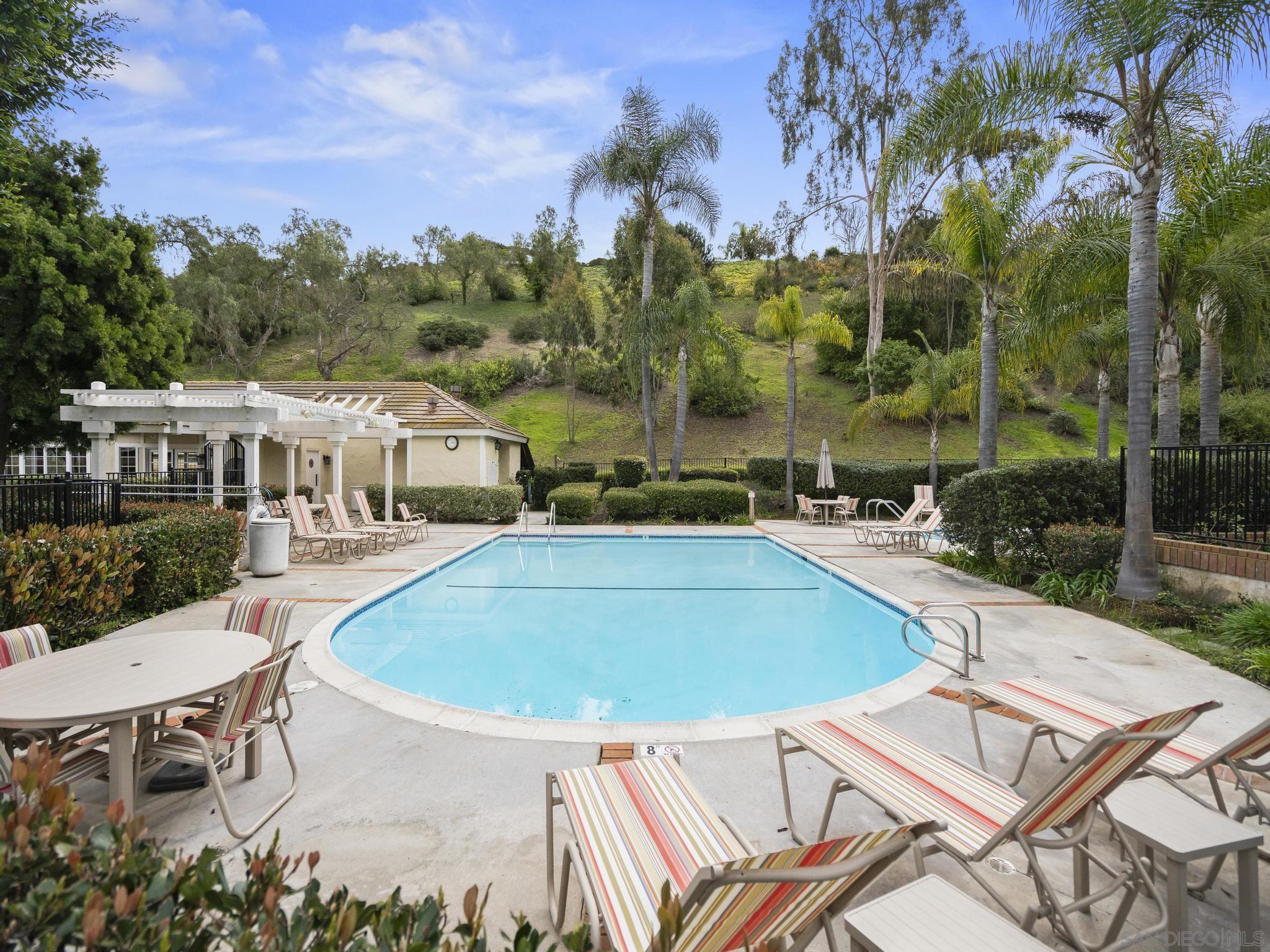 Detail Gallery Image 4 of 59 For 14145  Steeple Chase Row, San Diego,  CA 92130 - 3 Beds | 2/1 Baths