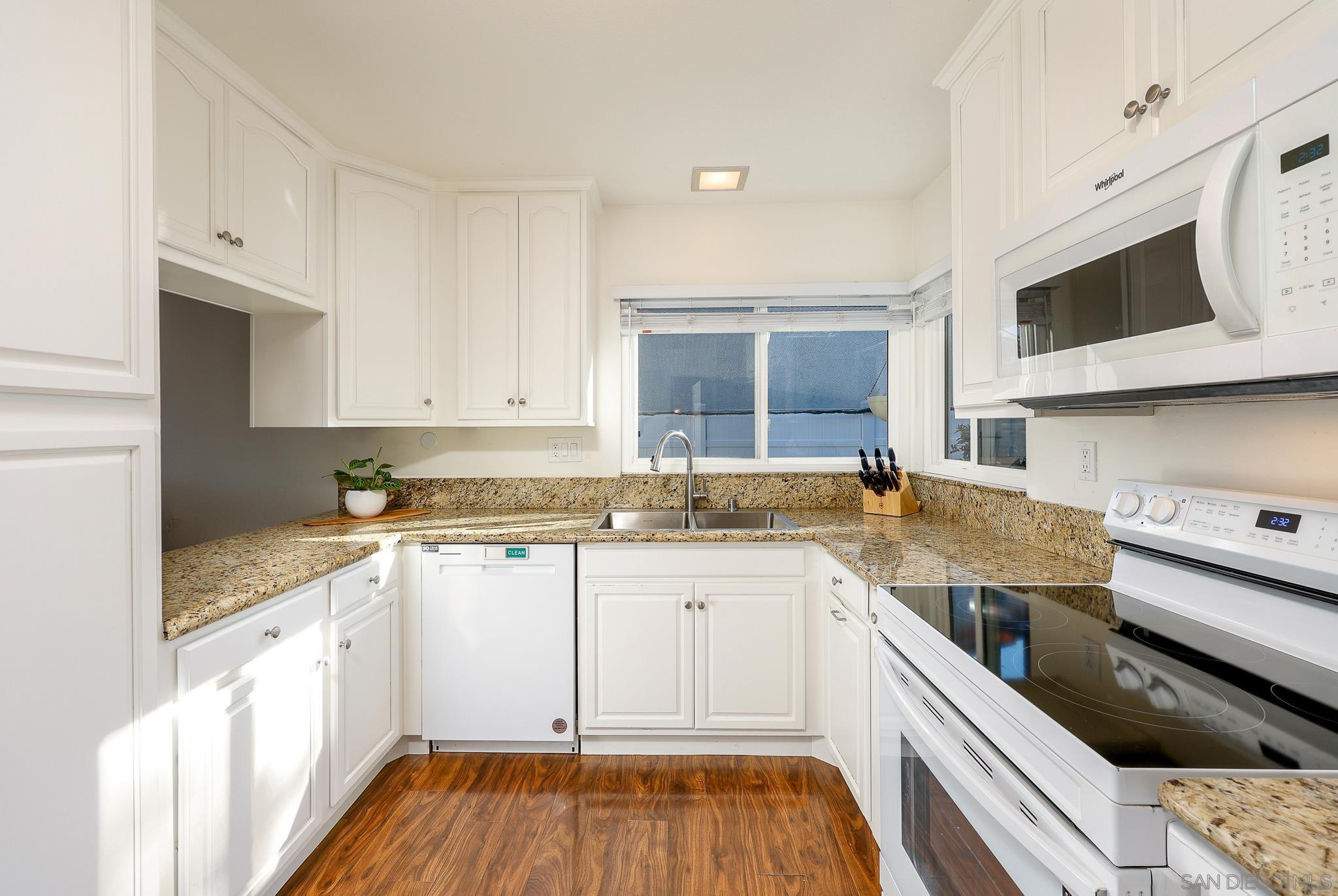 Detail Gallery Image 14 of 40 For 9877  Paseo Montril, San Diego,  CA 92129 - 3 Beds | 2 Baths