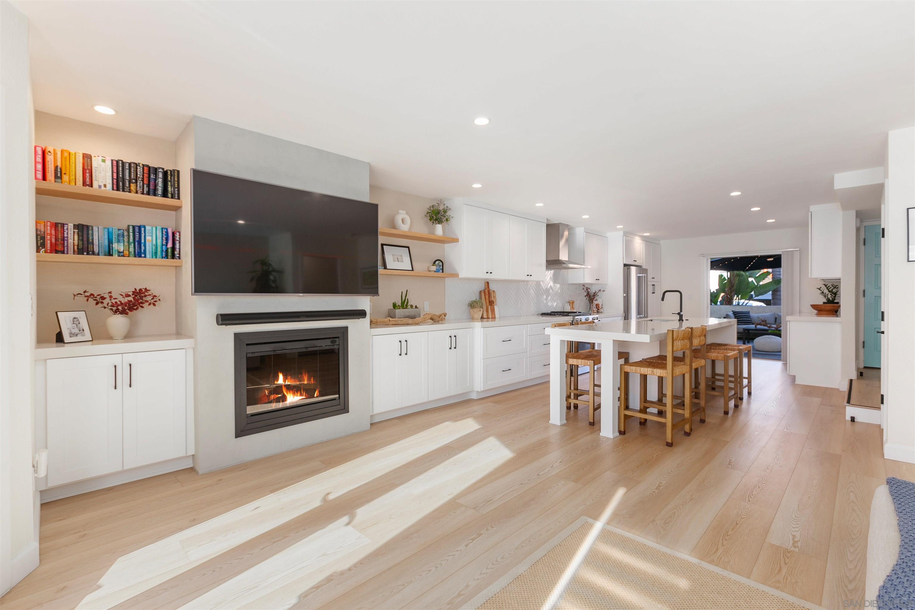 Detail Gallery Image 4 of 24 For 2140  Orinda Dr  #E,  Cardiff By The Sea,  CA 92007 - 3 Beds | 2 Baths