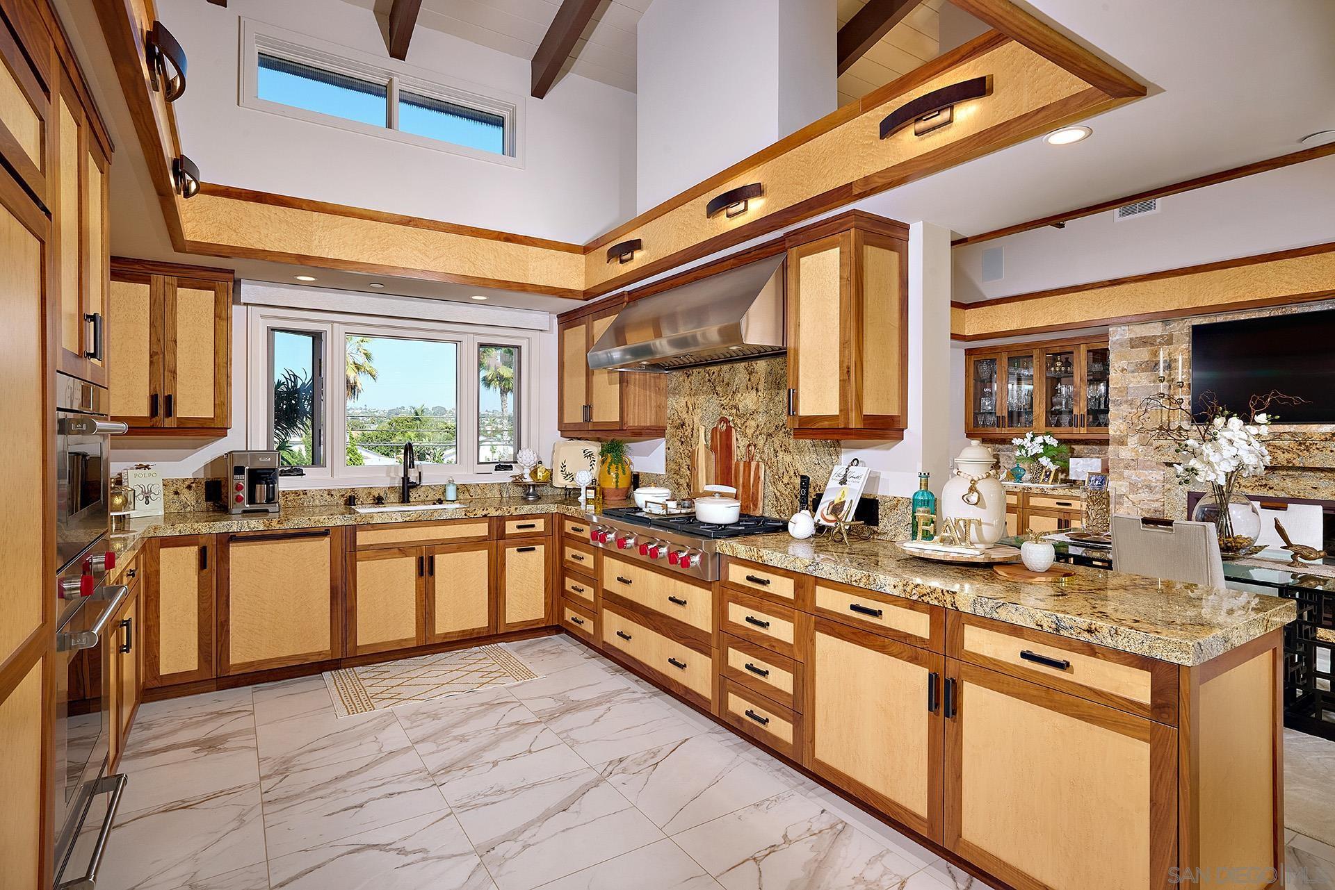 Detail Gallery Image 10 of 37 For 187  Cherry Ave, Carlsbad,  CA 92008 - 4 Beds | 4/2 Baths