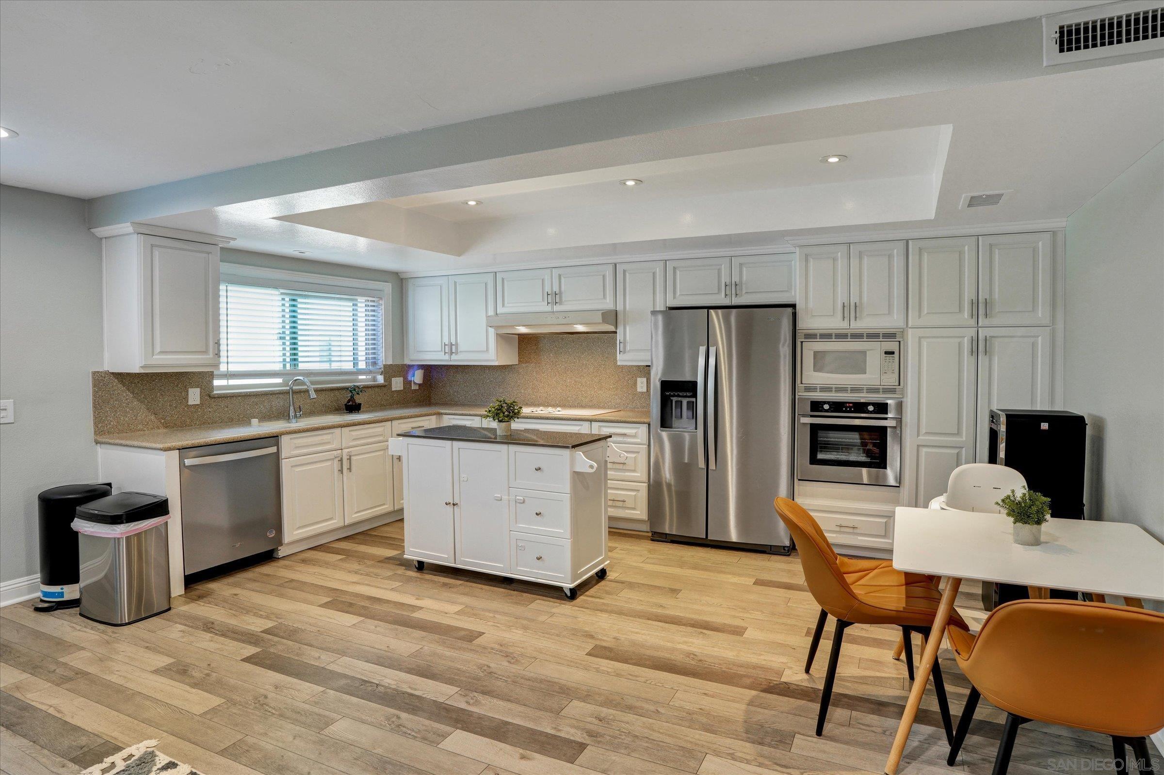 Detail Gallery Image 9 of 34 For 6786  Caminito Del Greco, San Diego,  CA 92120 - 2 Beds | 2/1 Baths