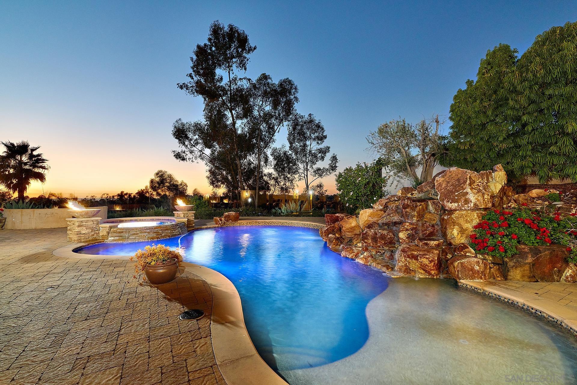 Detail Gallery Image 11 of 62 For 10626  Birch Bluff Ave, San Diego,  CA 92131 - 5 Beds | 3/1 Baths