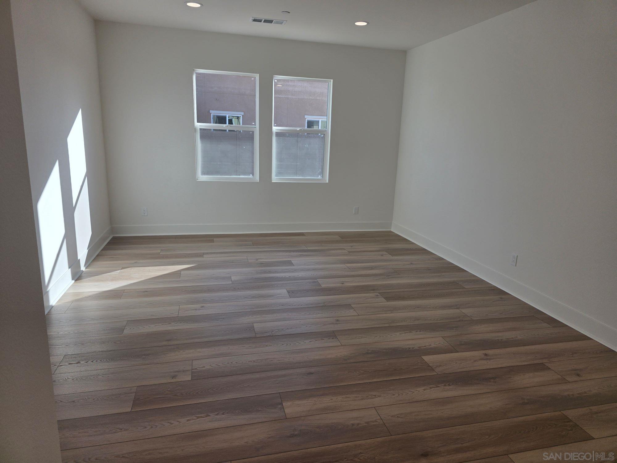 Detail Gallery Image 4 of 7 For 3437  Butler Place, Escondido,  CA 92027 - 4 Beds | 2/1 Baths