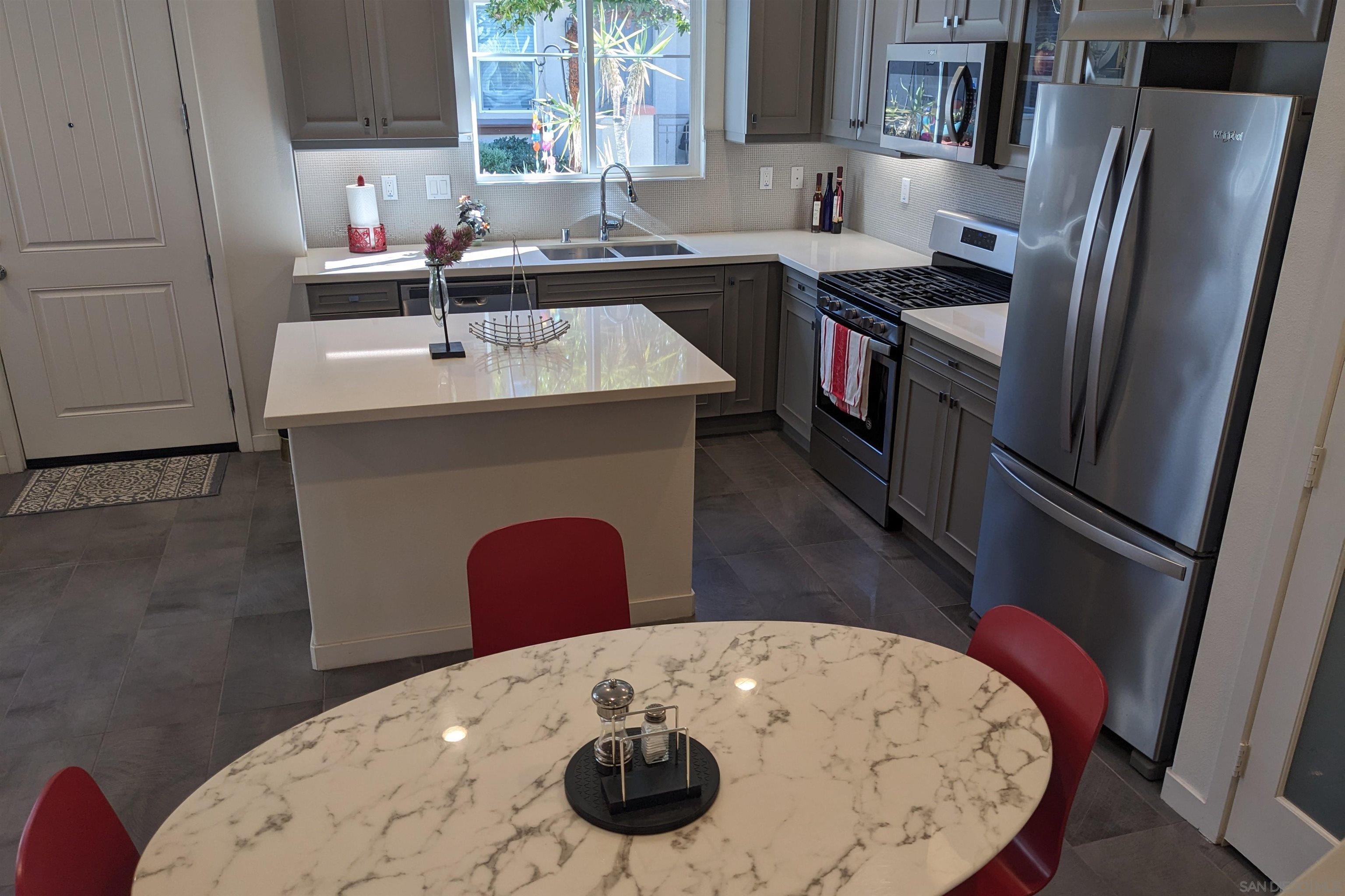 Detail Gallery Image 10 of 13 For 4131  Vela Way, Oceanside,  CA 92057 - 3 Beds | 2/1 Baths