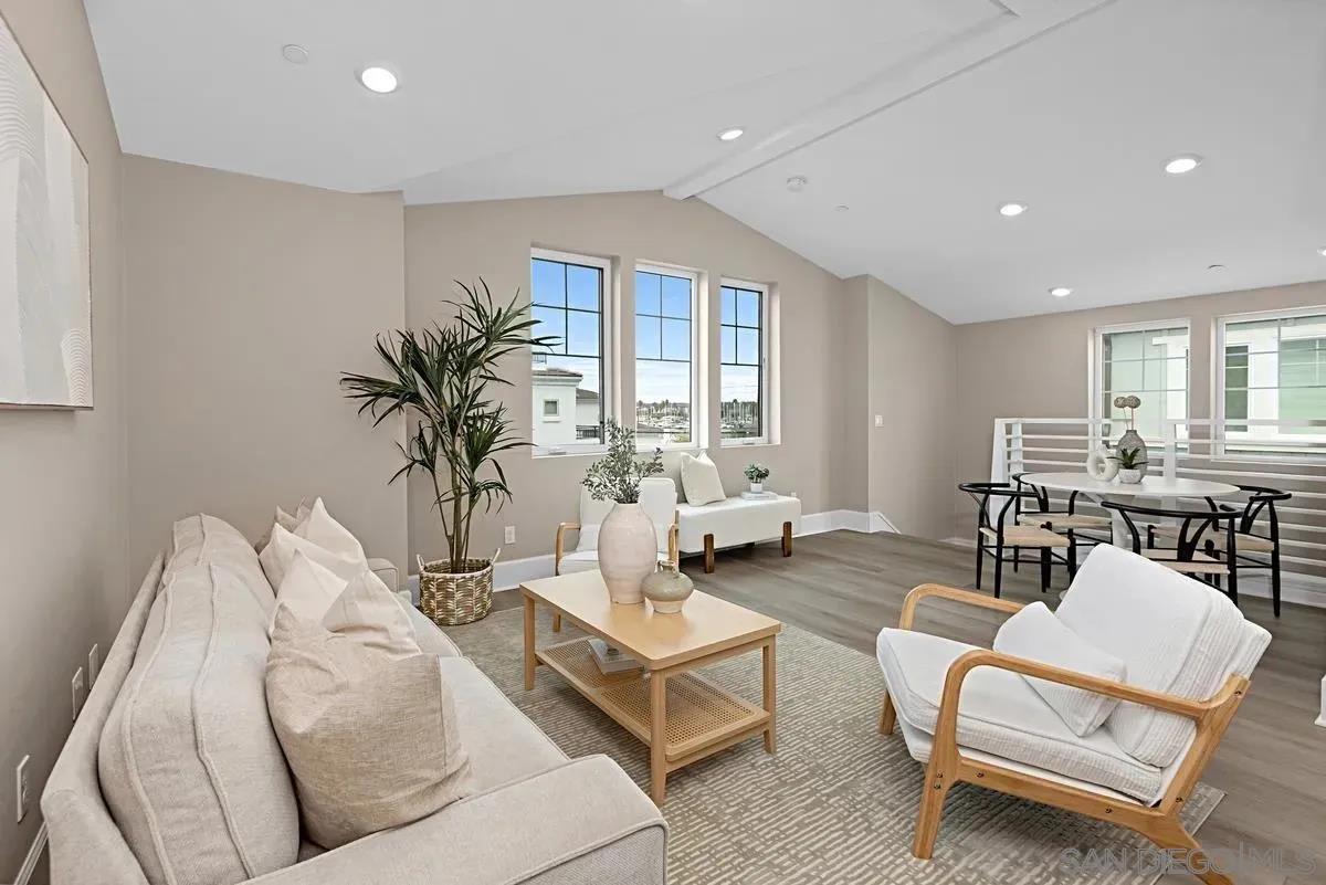 Detail Gallery Image 4 of 40 For 819  Kennebeck Ct, San Diego,  CA 92109 - 3 Beds | 2 Baths