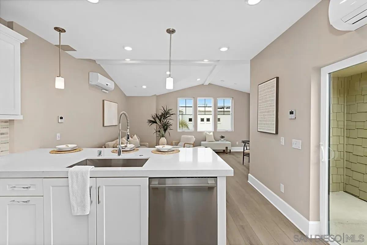 Detail Gallery Image 7 of 40 For 819  Kennebeck Ct, San Diego,  CA 92109 - 3 Beds | 2 Baths