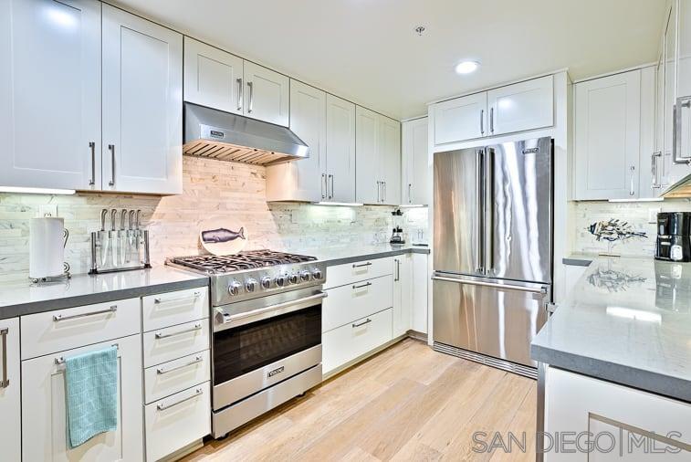 Detail Gallery Image 13 of 28 For 6767  Neptune Pl  202, La Jolla,  CA 92037 - 3 Beds | 3 Baths