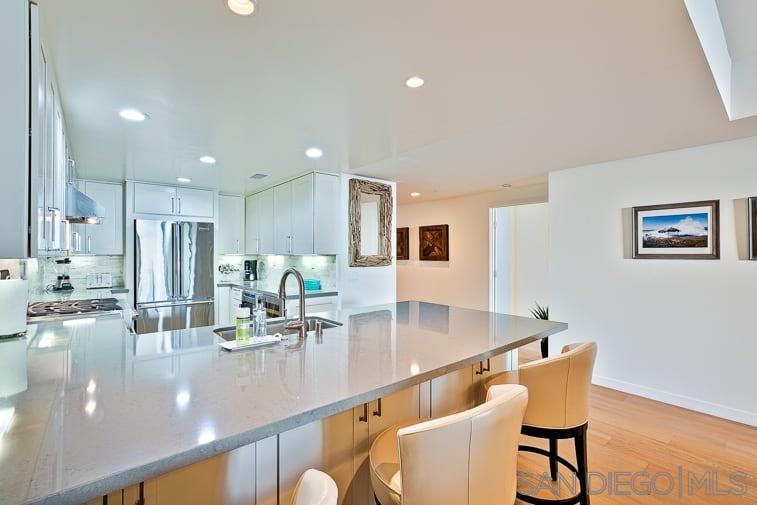 Detail Gallery Image 10 of 28 For 6767  Neptune Pl  202, La Jolla,  CA 92037 - 3 Beds | 3 Baths