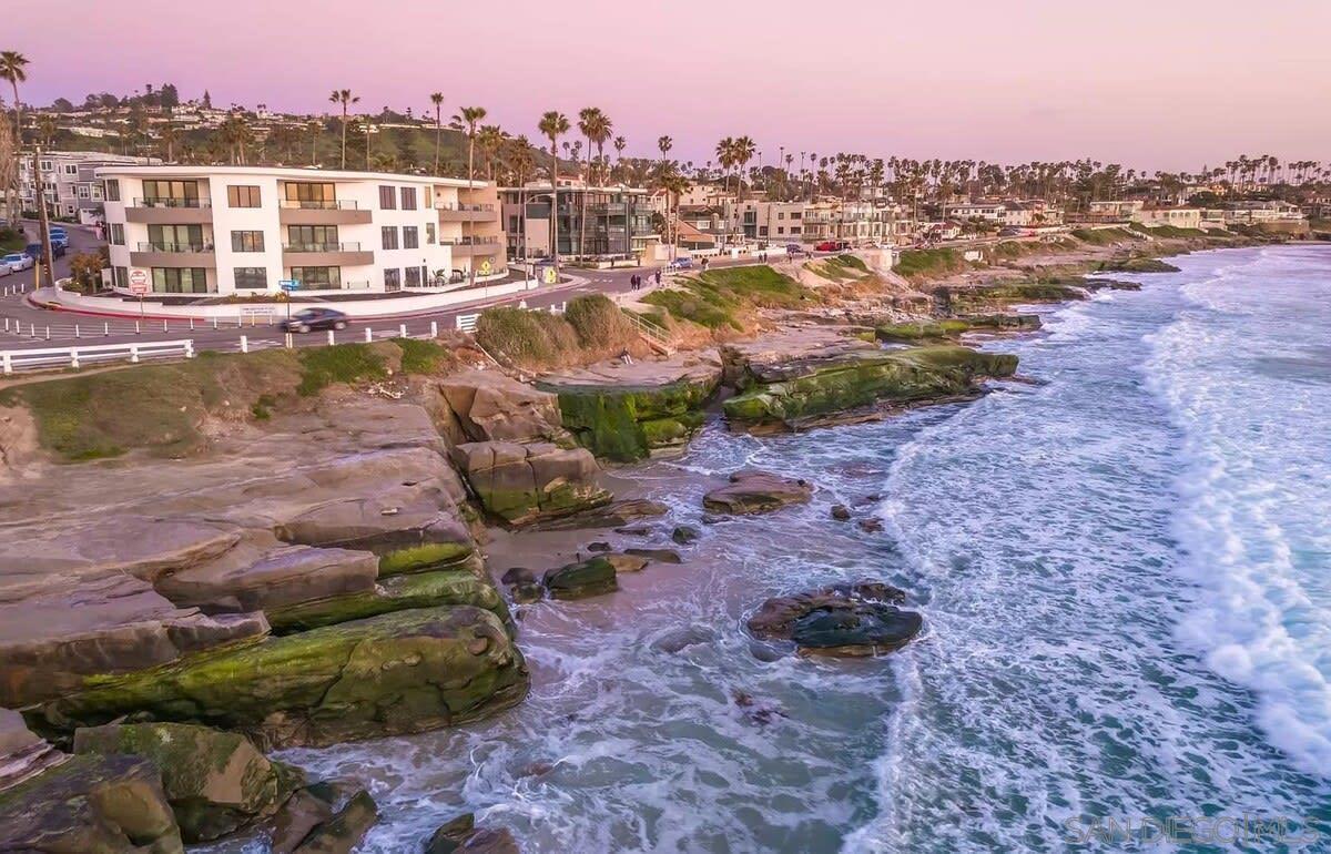 Detail Gallery Image 2 of 39 For 6767  Neptune Pl  301, La Jolla,  CA 92037 - 3 Beds | 3 Baths