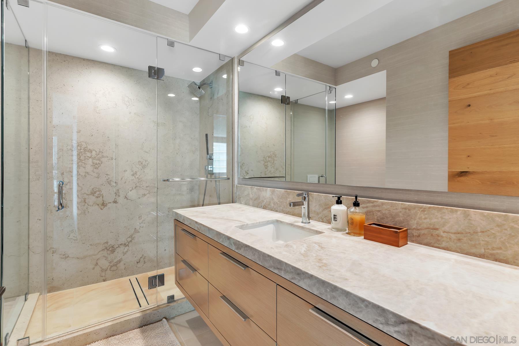 Detail Gallery Image 15 of 31 For 1810  Avenida Del Mundo  #403,  Coronado,  CA 92118 - 3 Beds | 3 Baths