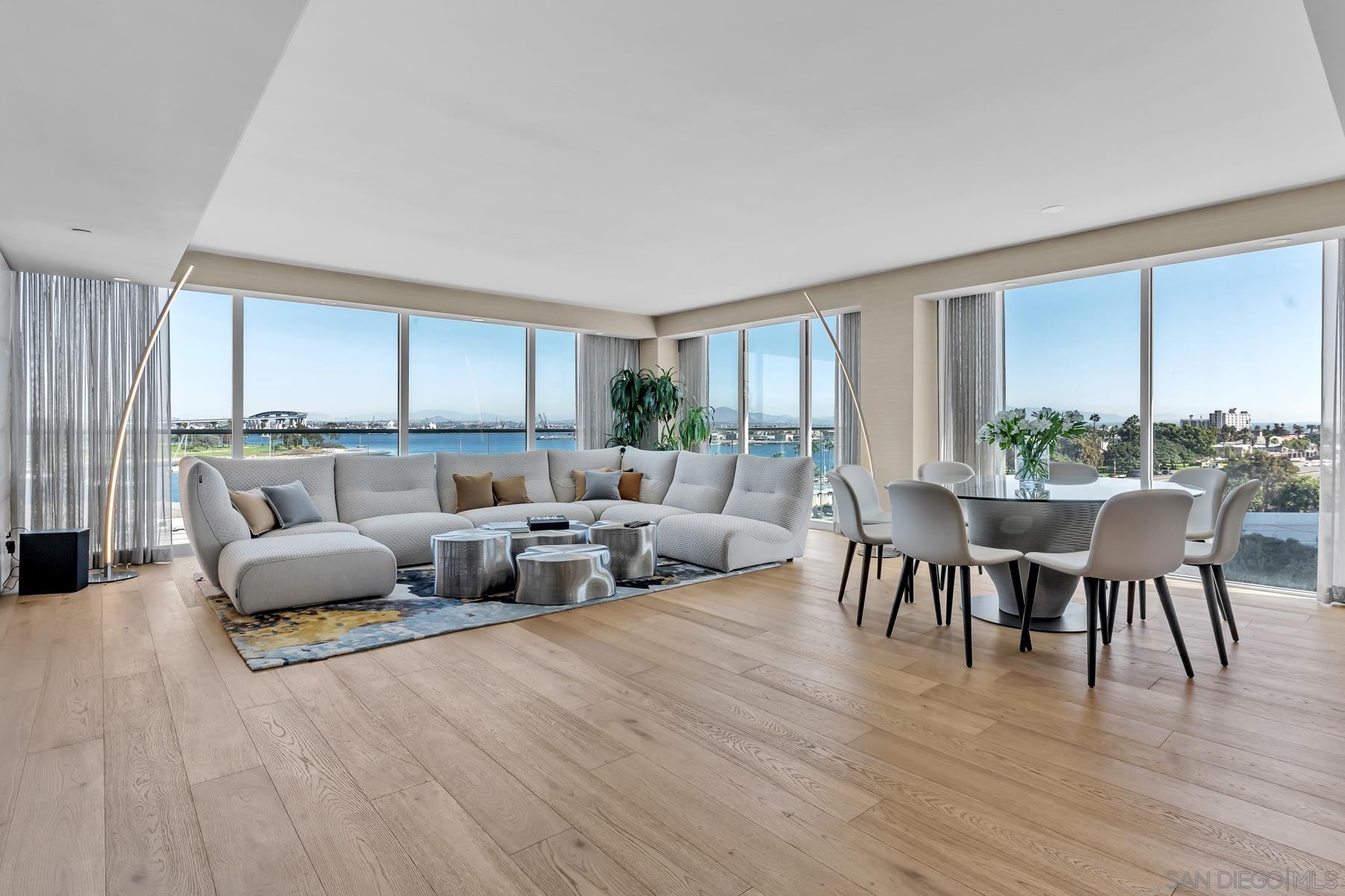 Detail Gallery Image 5 of 31 For 1810  Avenida Del Mundo  #403,  Coronado,  CA 92118 - 3 Beds | 3 Baths