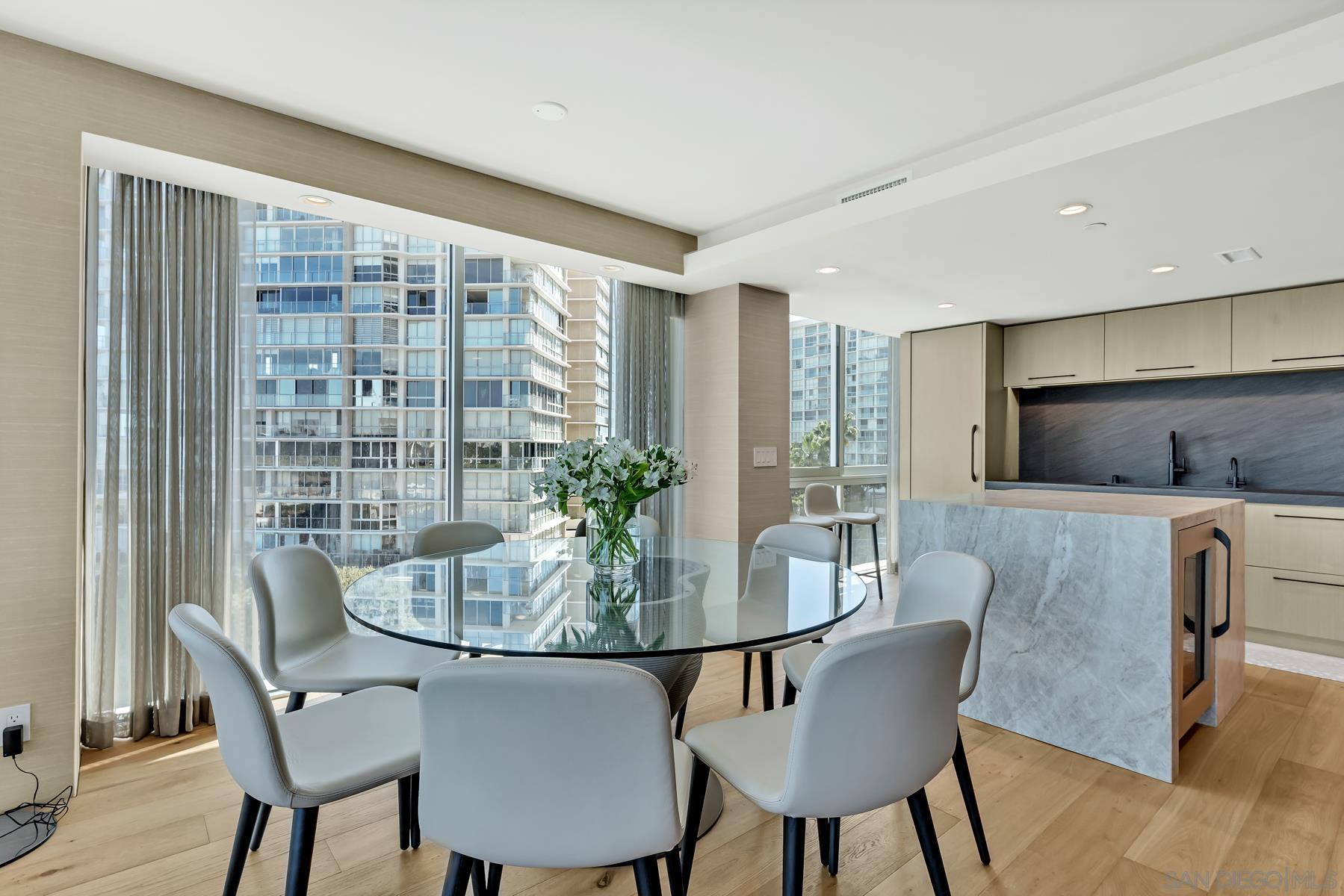 Detail Gallery Image 7 of 31 For 1810  Avenida Del Mundo  #403,  Coronado,  CA 92118 - 3 Beds | 3 Baths