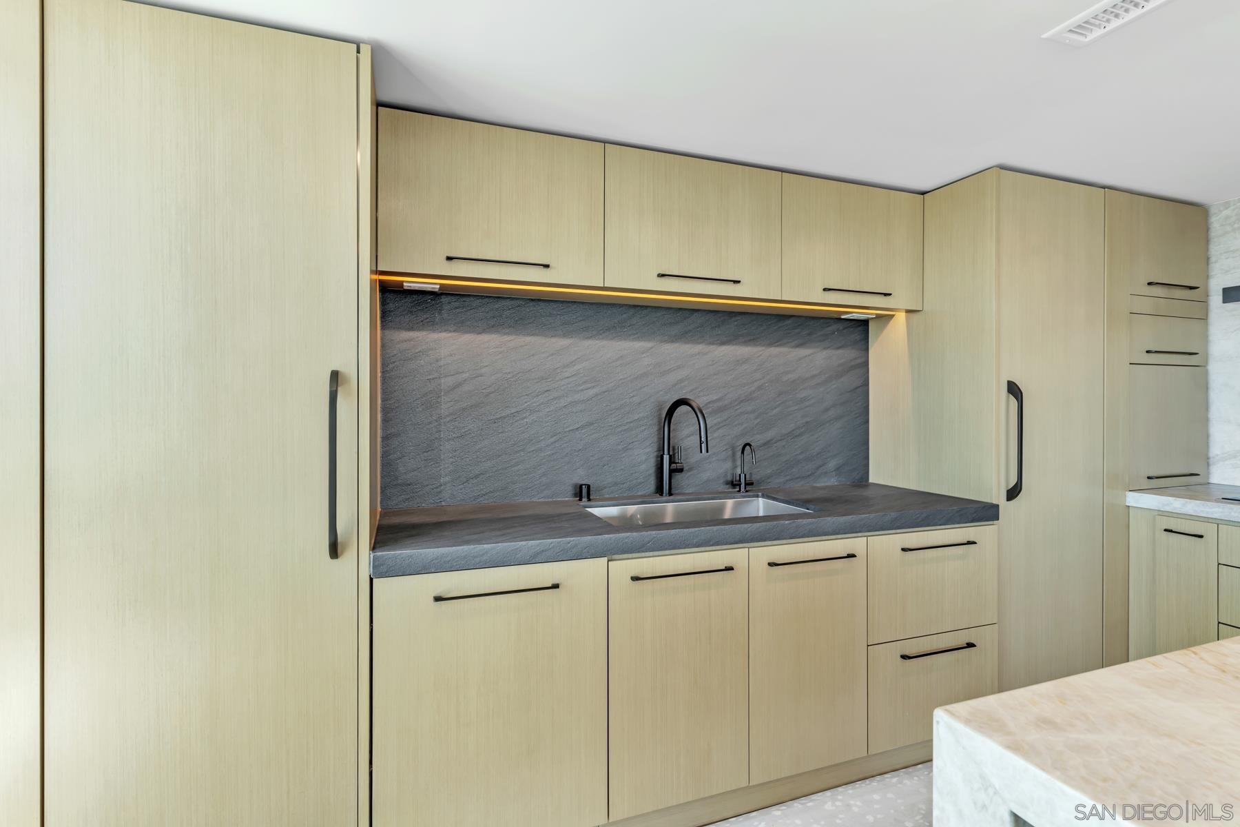 Detail Gallery Image 8 of 31 For 1810  Avenida Del Mundo  #403,  Coronado,  CA 92118 - 3 Beds | 3 Baths