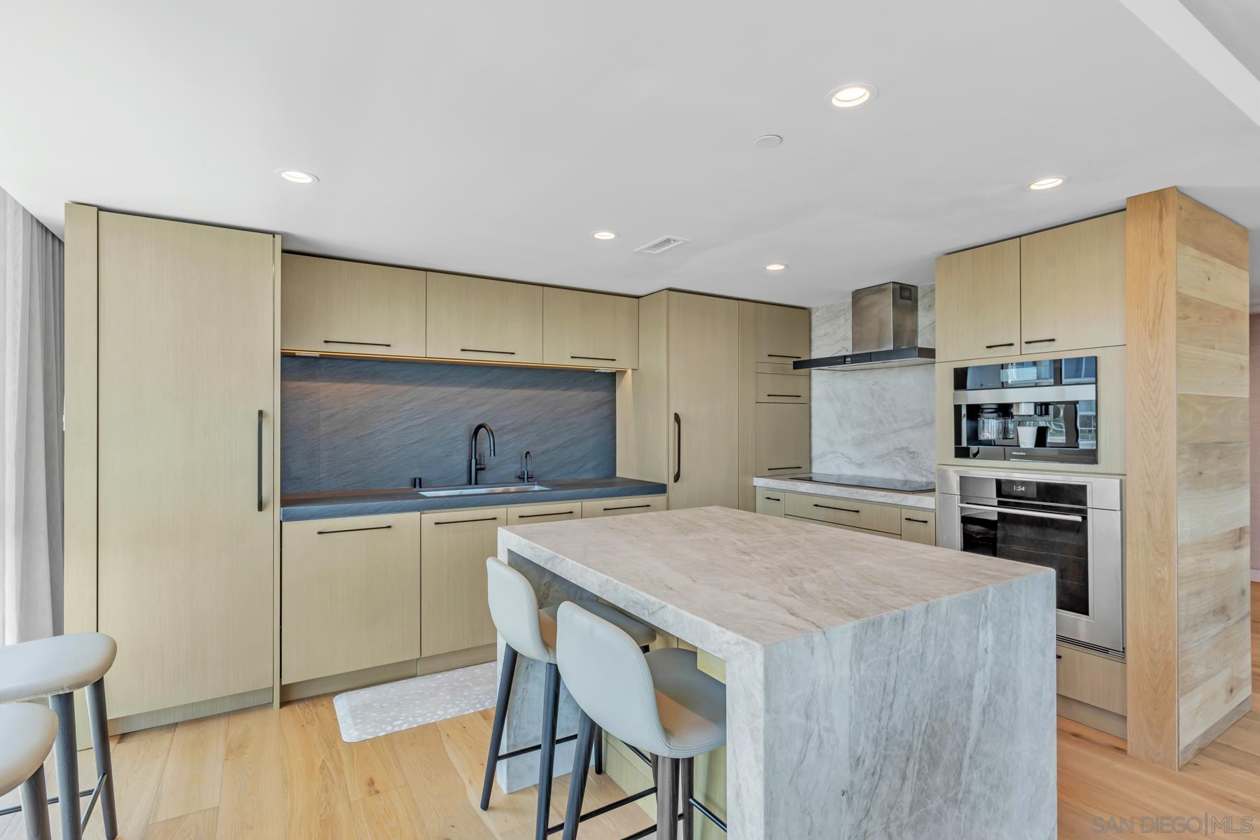 Detail Gallery Image 9 of 31 For 1810  Avenida Del Mundo  #403,  Coronado,  CA 92118 - 3 Beds | 3 Baths