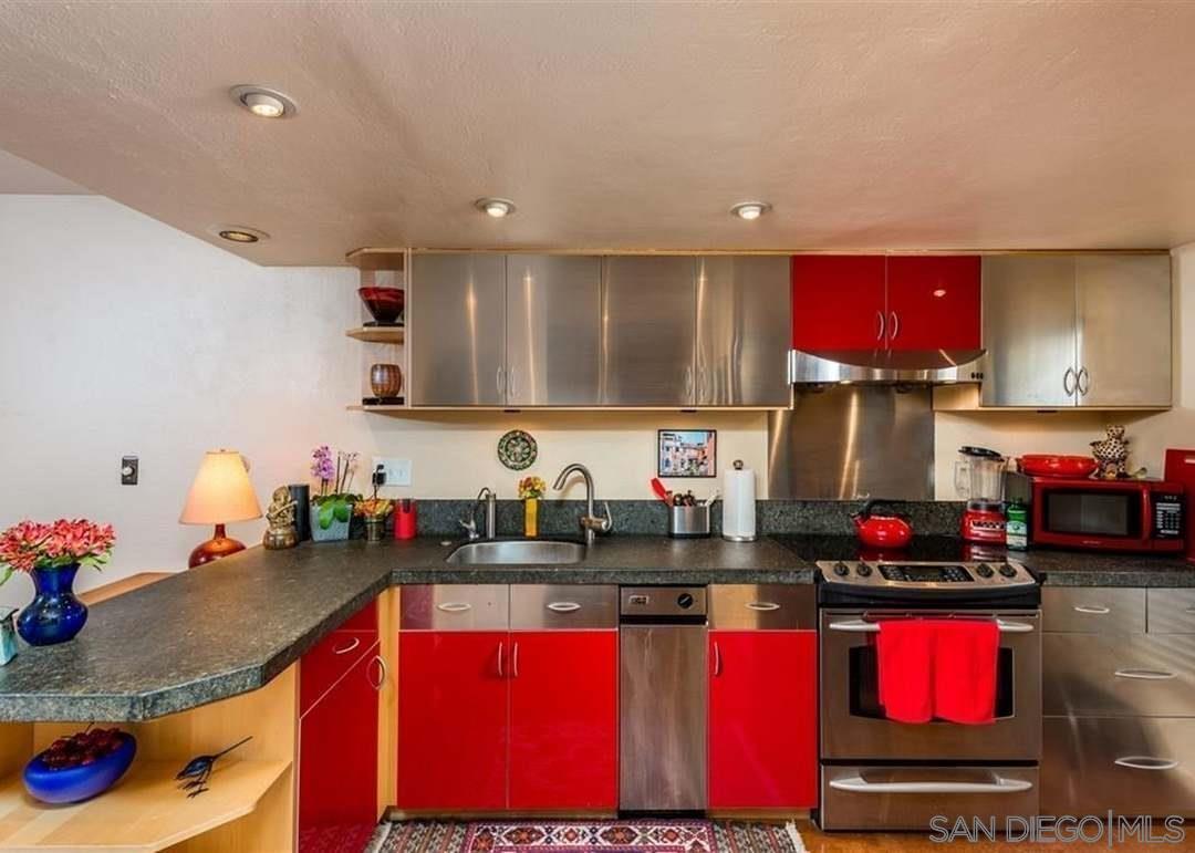 Detail Gallery Image 3 of 27 For 1917  Alga  B, Carlsbad,  CA 92009 - 2 Beds | 2/1 Baths