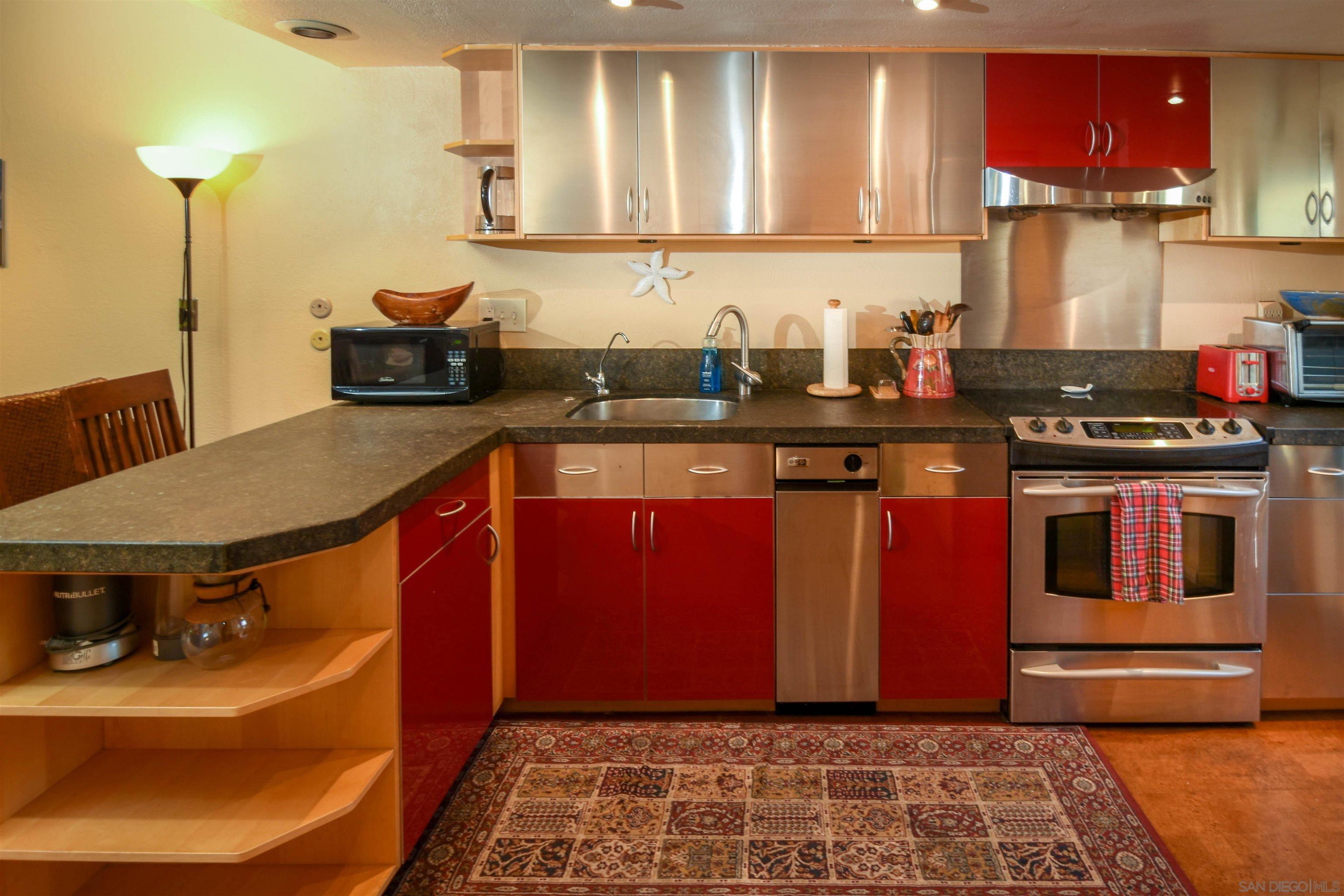 Detail Gallery Image 5 of 27 For 1917  Alga  B, Carlsbad,  CA 92009 - 2 Beds | 2/1 Baths