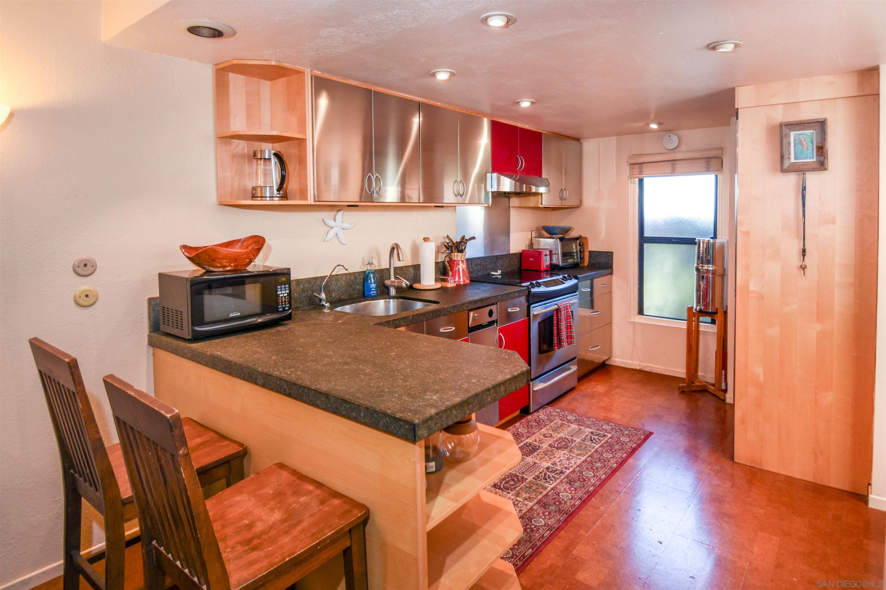 Detail Gallery Image 7 of 27 For 1917  Alga  B, Carlsbad,  CA 92009 - 2 Beds | 2/1 Baths