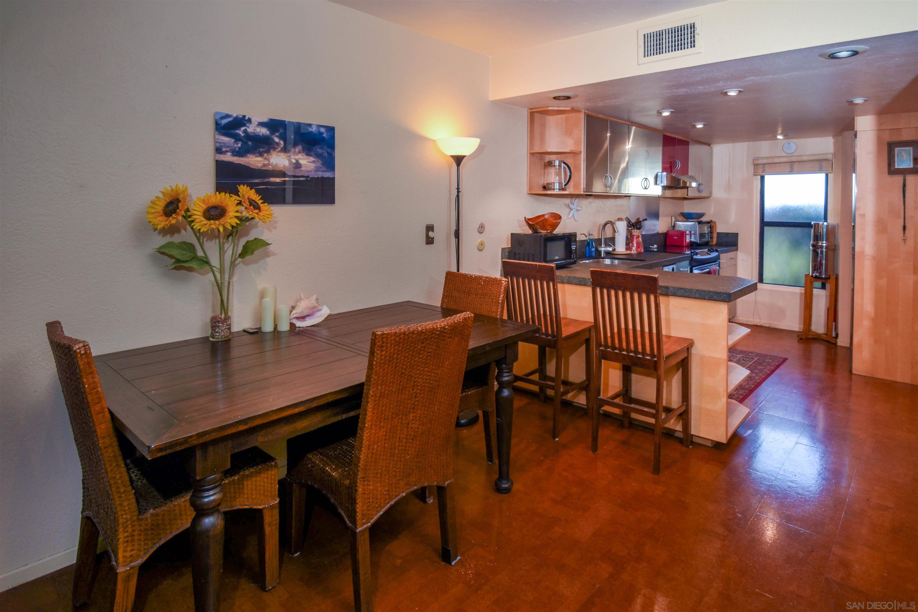 Detail Gallery Image 8 of 27 For 1917  Alga  B, Carlsbad,  CA 92009 - 2 Beds | 2/1 Baths