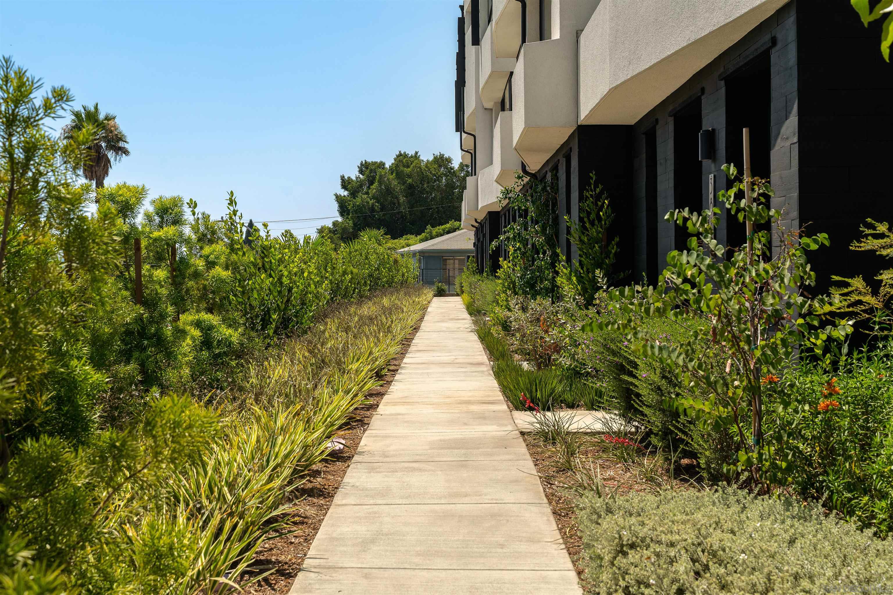 Detail Gallery Image 6 of 9 For 3832 N Emery Wy, Los Angeles,  CA 90065 - 3 Beds | 2/1 Baths