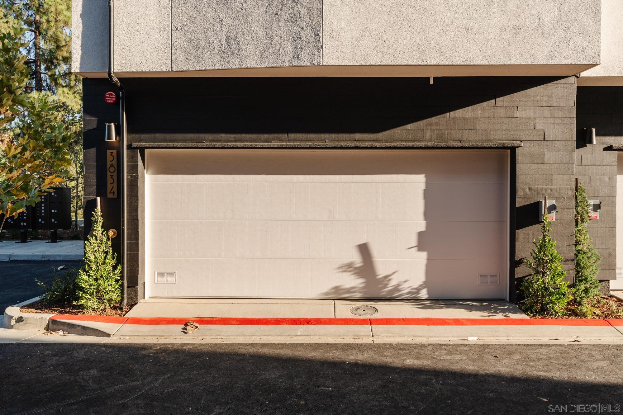 Detail Gallery Image 7 of 9 For 3832 N Emery Wy, Los Angeles,  CA 90065 - 3 Beds | 2/1 Baths