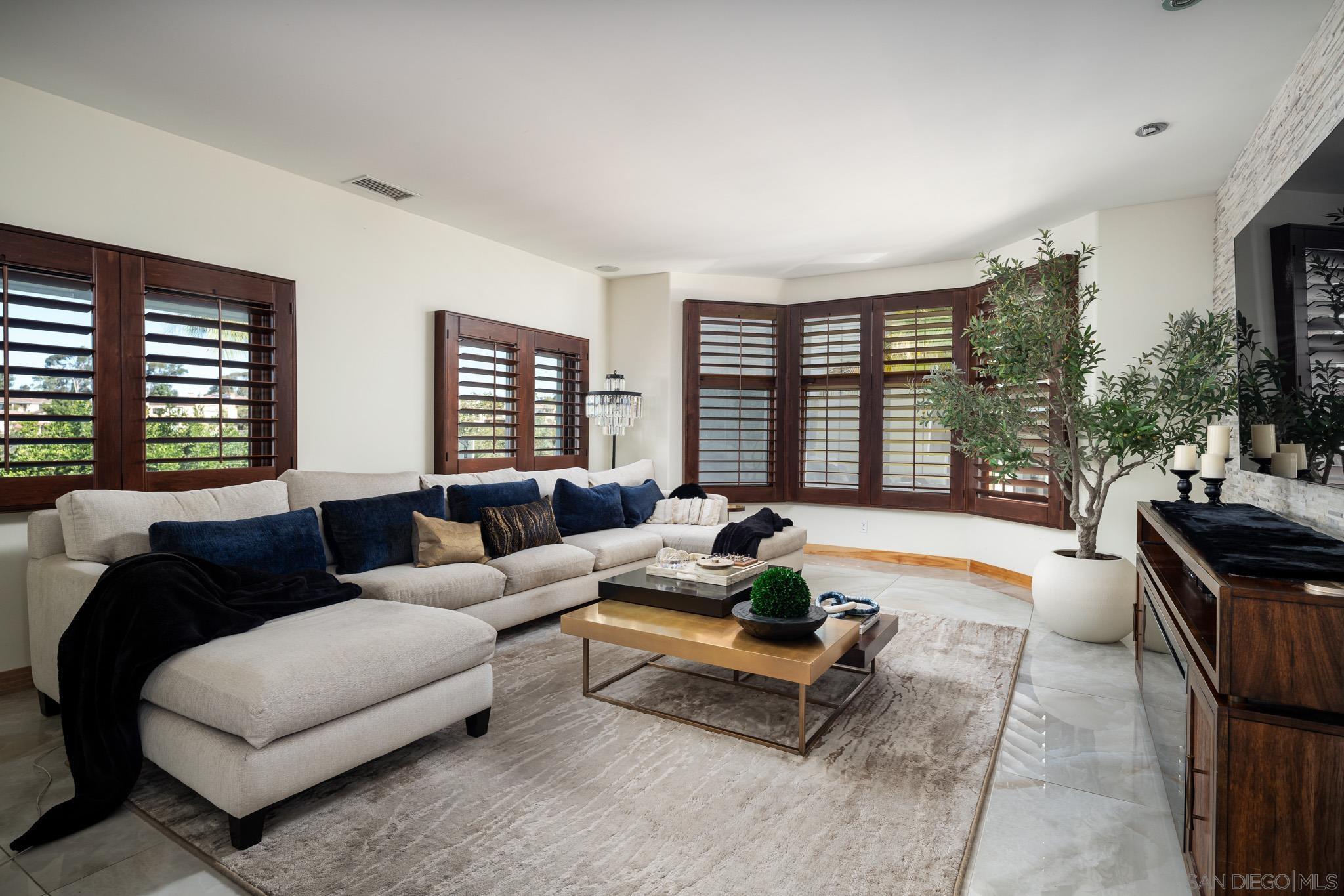 Detail Gallery Image 14 of 30 For 5848  Meadows Del Mar, San Diego,  CA 92130 - 5 Beds | 3/1 Baths