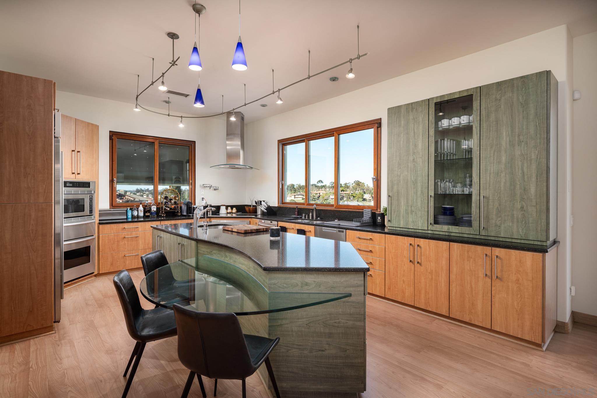 Detail Gallery Image 7 of 30 For 5848  Meadows Del Mar, San Diego,  CA 92130 - 5 Beds | 3/1 Baths