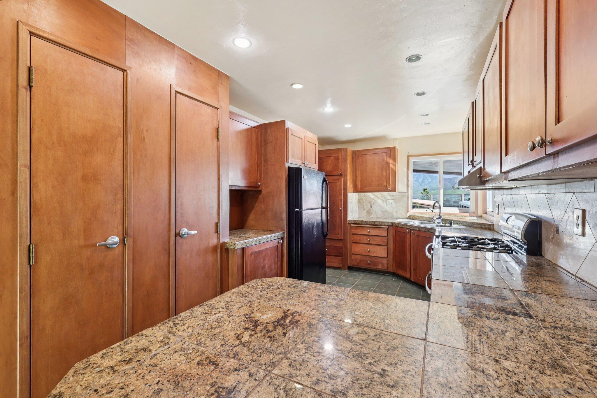 Detail Gallery Image 16 of 68 For 275 S Worthington St  #14,  Spring Valley,  CA 91977 - 2 Beds | 2 Baths