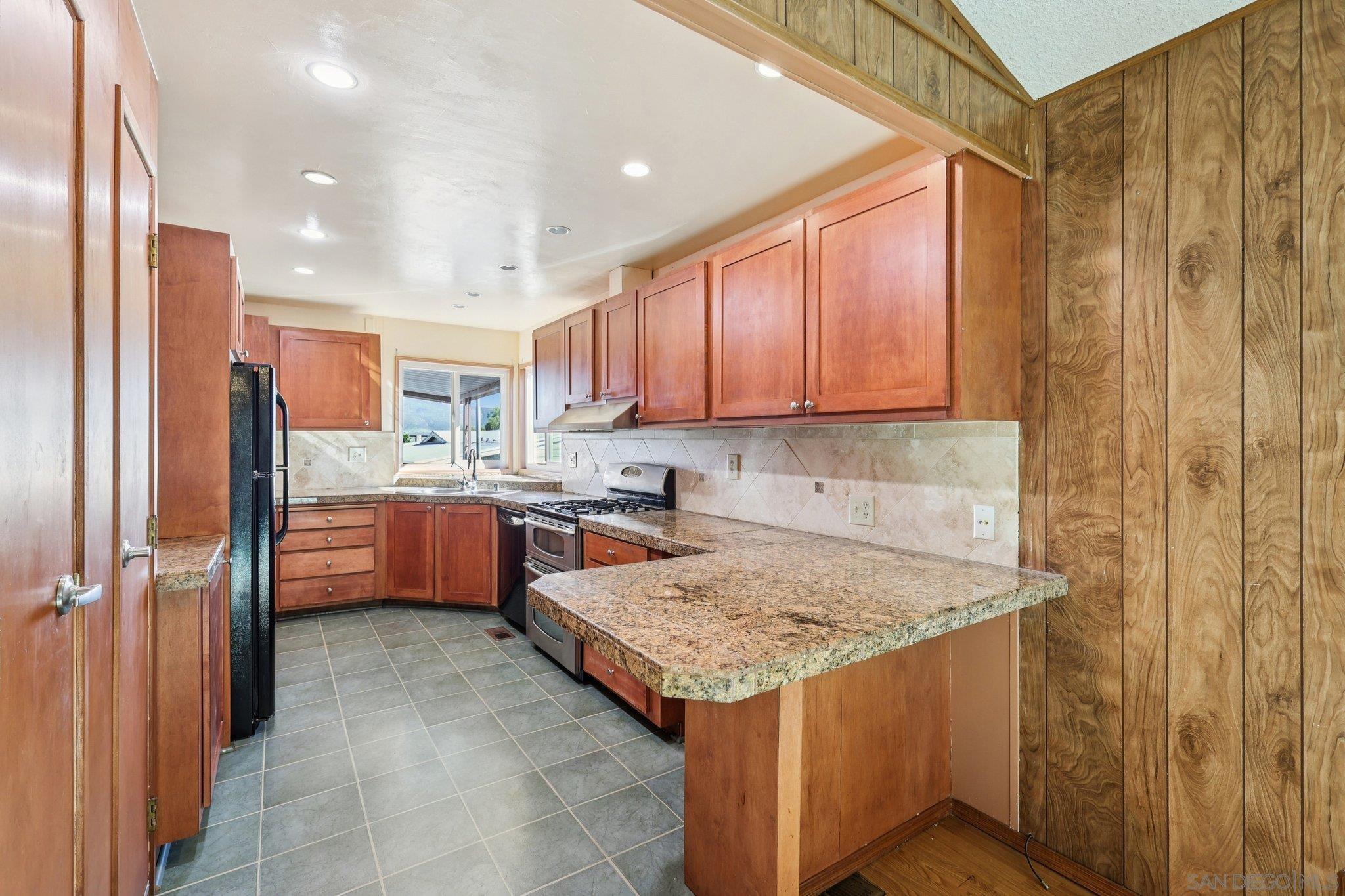 Detail Gallery Image 17 of 69 For 275 S Worthington St  #14,  Spring Valley,  CA 91977 - 2 Beds | 2 Baths