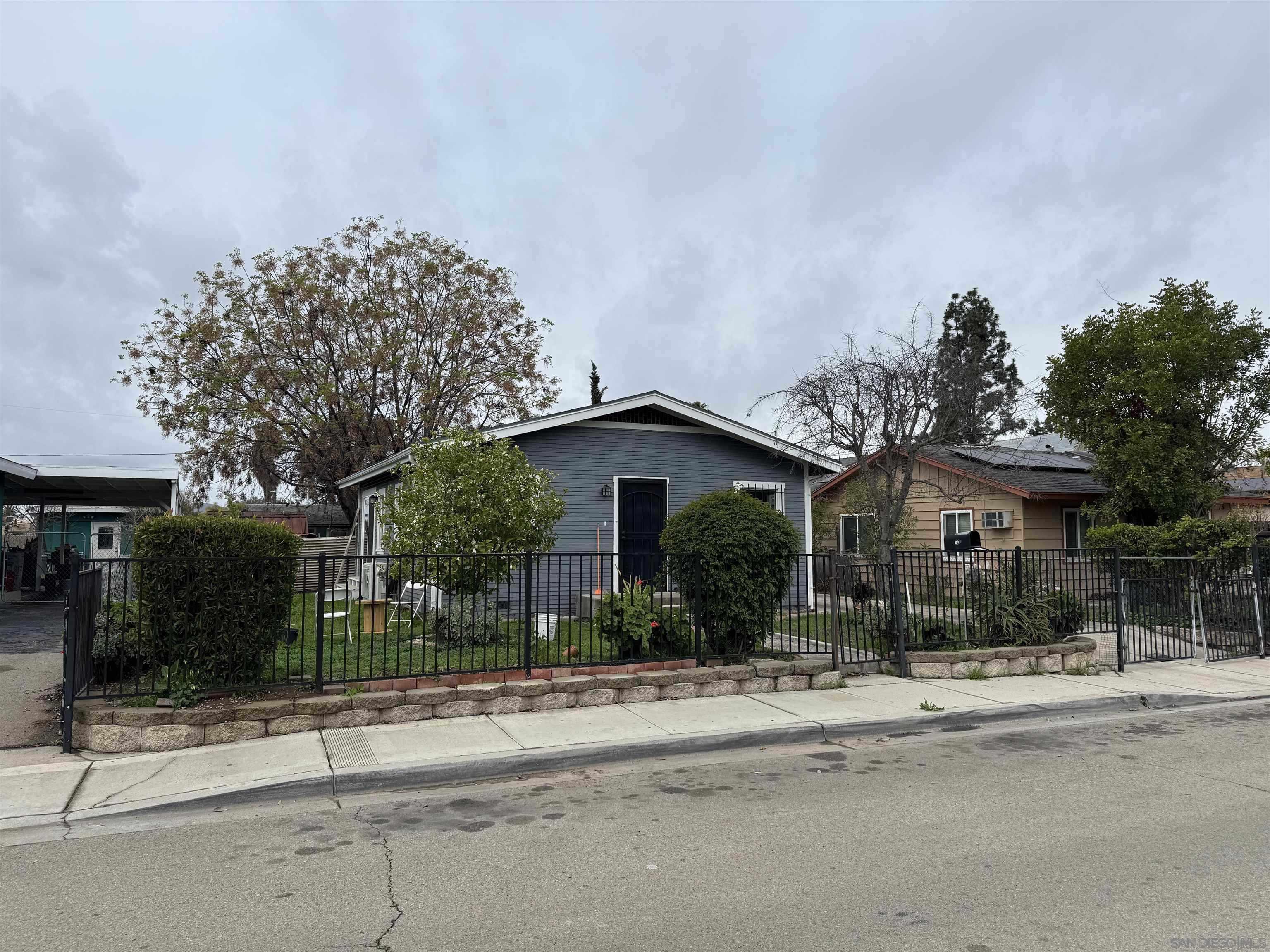Detail Gallery Image 2 of 10 For 739  Park Pl, Escondido,  CA 92025 - 3 Beds | 1 Baths