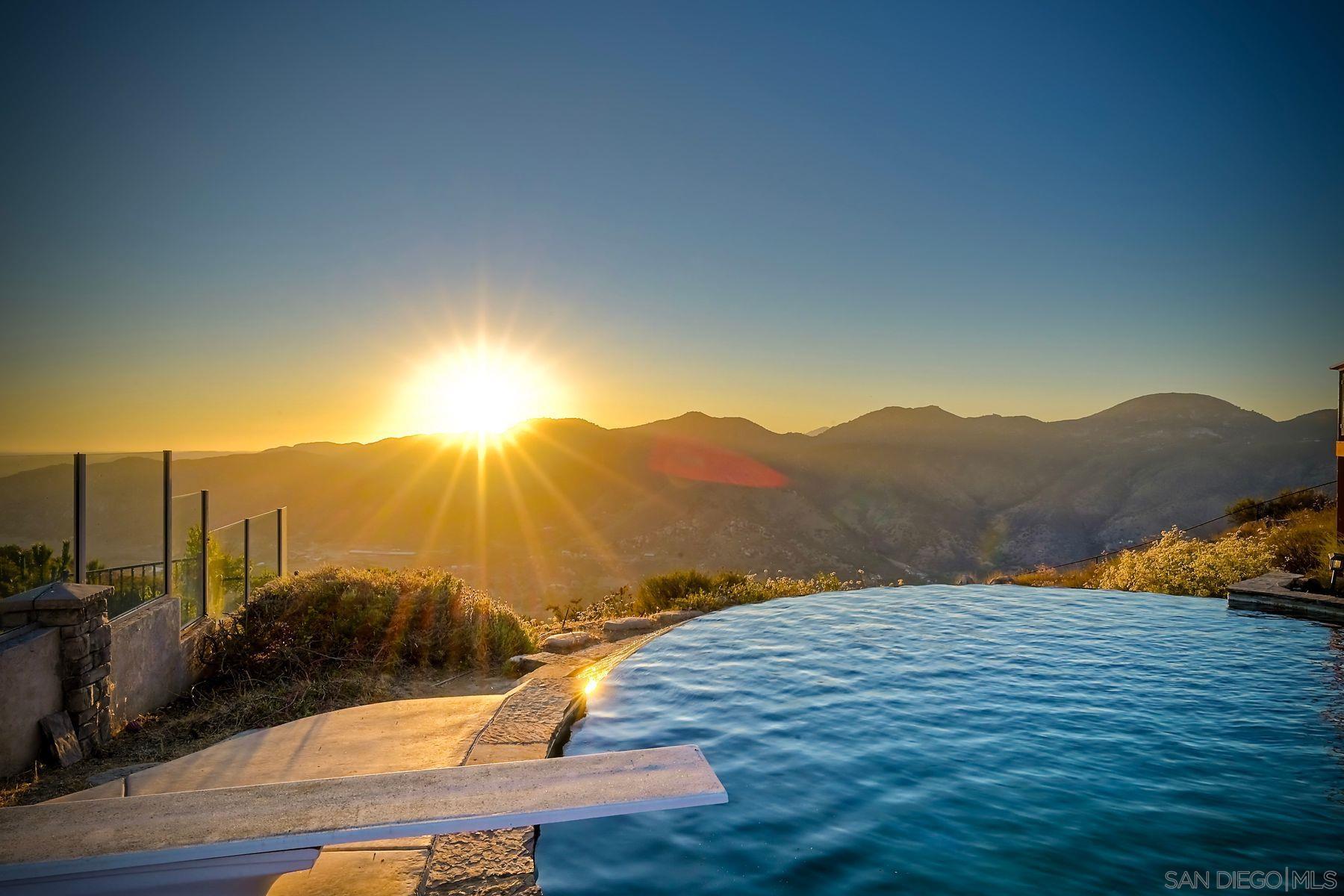 Detail Gallery Image 3 of 69 For 15068  Creek Hills Rd, El Cajon,  CA 92021 - 6 Beds | 5/1 Baths