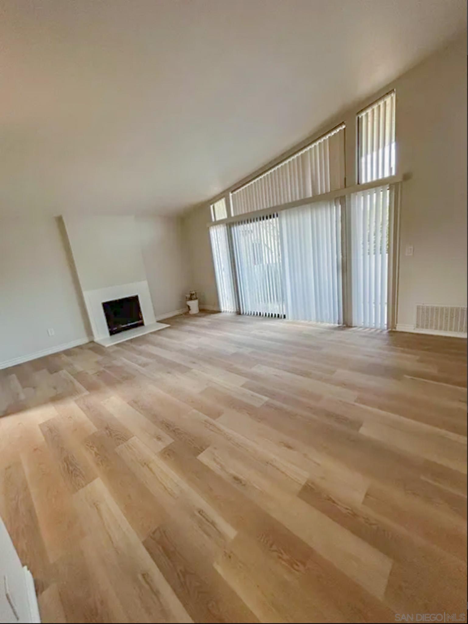 Detail Gallery Image 13 of 21 For 209-17  C Ave., Coronado,  CA 92118 - – Beds | – Baths