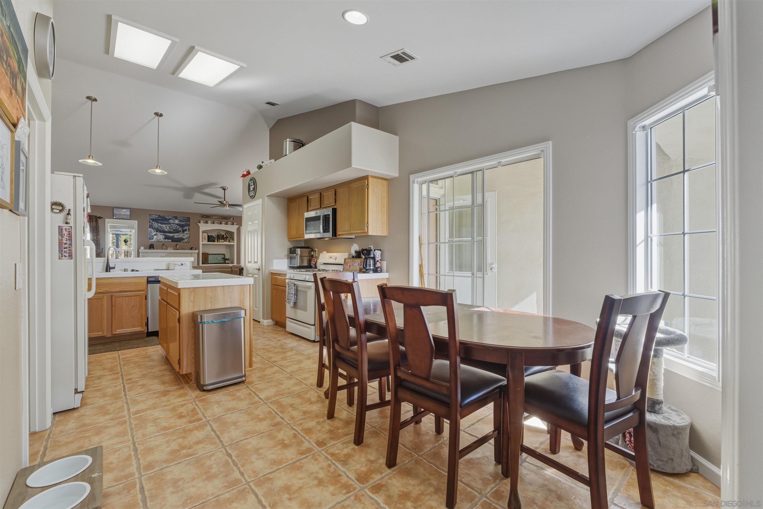 Detail Gallery Image 13 of 40 For 31628  Loire, Winchester,  CA 92596 - 4 Beds | 2 Baths