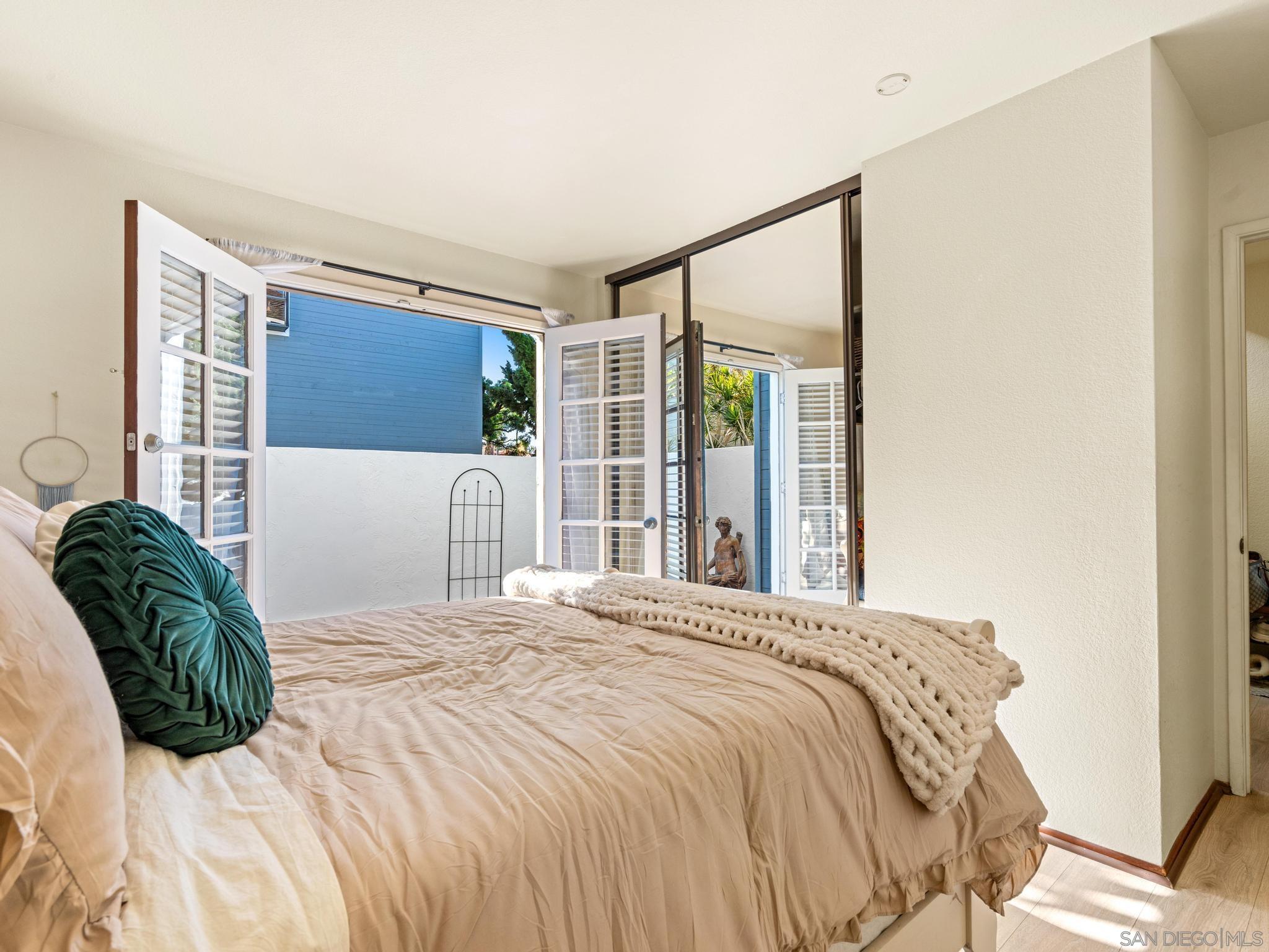 Detail Gallery Image 5 of 29 For 928  Agate Street, San Diego,  CA 92109 - 2 Beds | 2/1 Baths