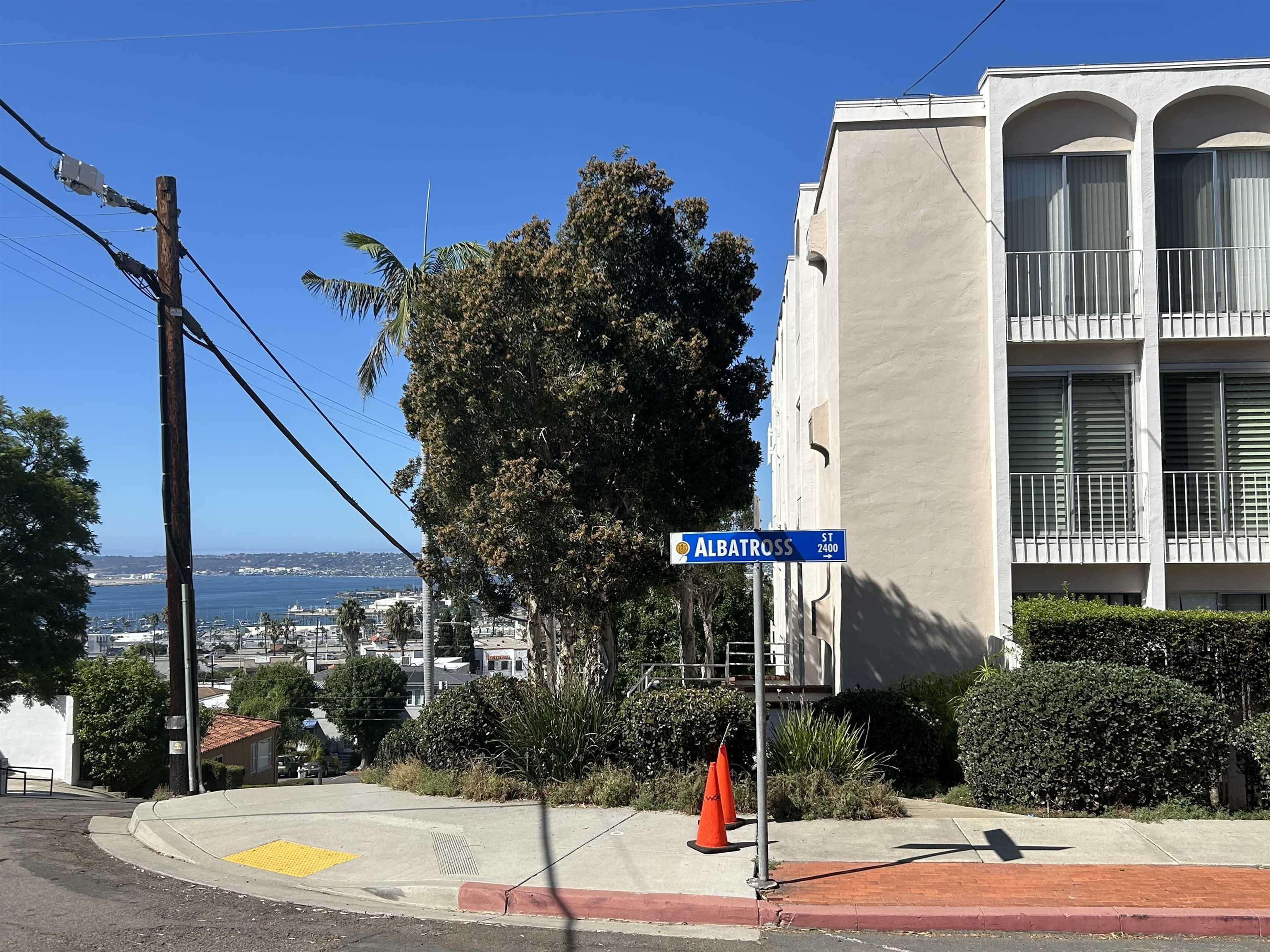 Detail Gallery Image 2 of 40 For 2410  Albatross St  #9,  San Diego,  CA 92101 - 2 Beds | 2 Baths