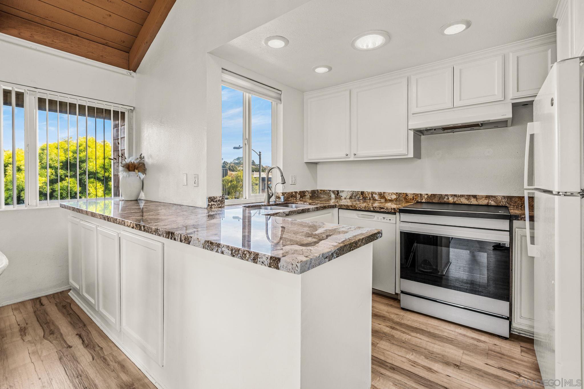 Detail Gallery Image 7 of 40 For 325 S Sierra Ave  #39,  Solana Beach,  CA 92075 - 3 Beds | 2 Baths