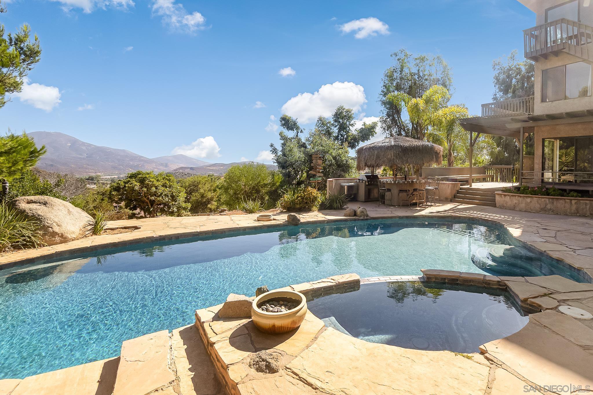 Detail Gallery Image 4 of 27 For 1574  Shadow Knolls Dr, El Cajon,  CA 92020 - 5 Beds | 3/1 Baths