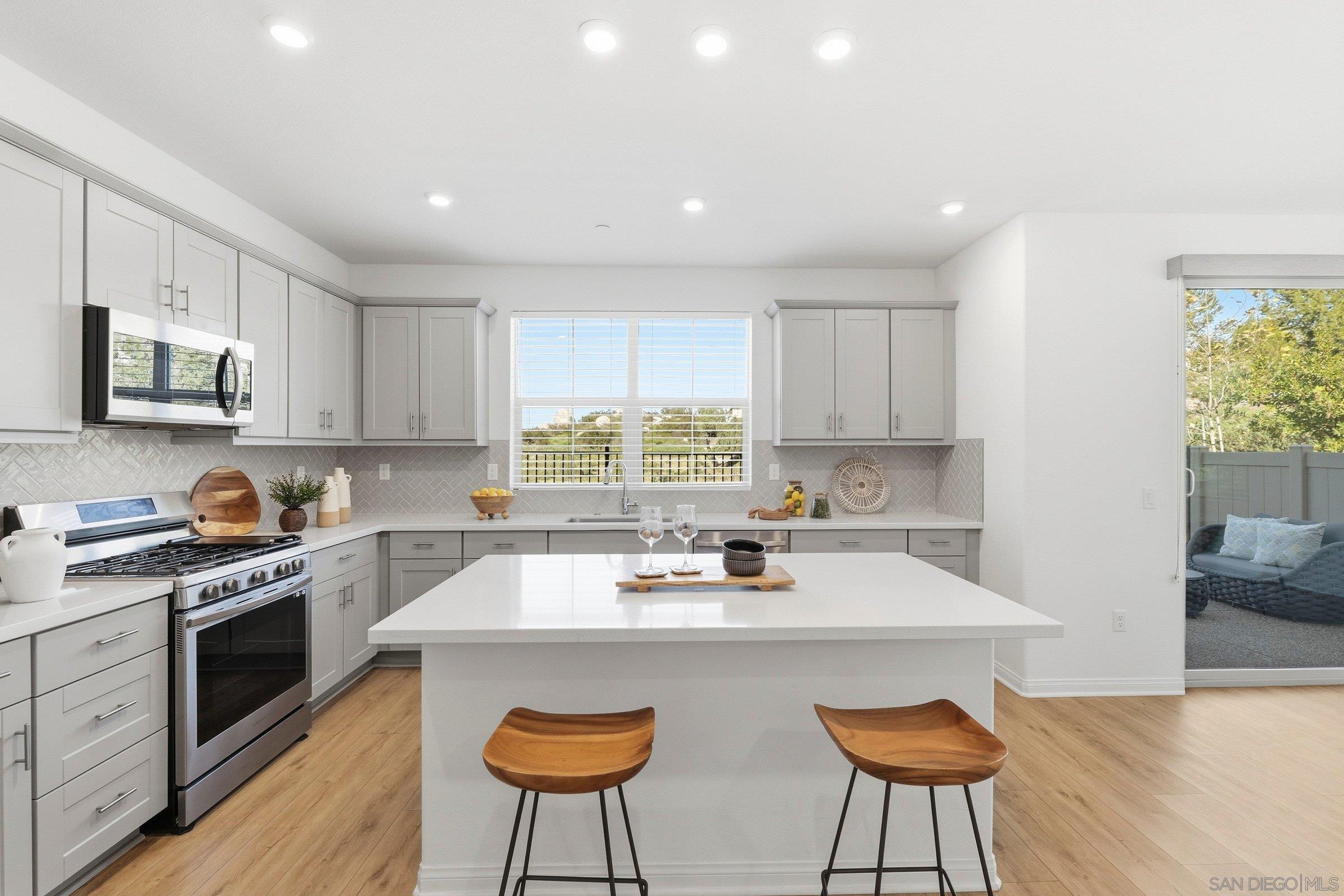 Detail Gallery Image 23 of 53 For 1794  Valley Oak Way, Oceanside,  CA 92056 - 4 Beds | 2/1 Baths