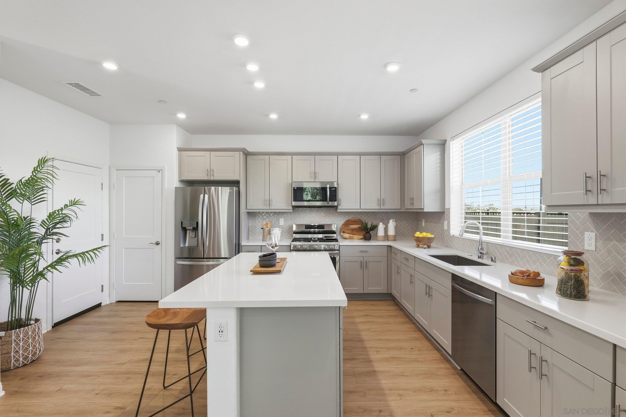 Detail Gallery Image 25 of 53 For 1794  Valley Oak Way, Oceanside,  CA 92056 - 4 Beds | 2/1 Baths