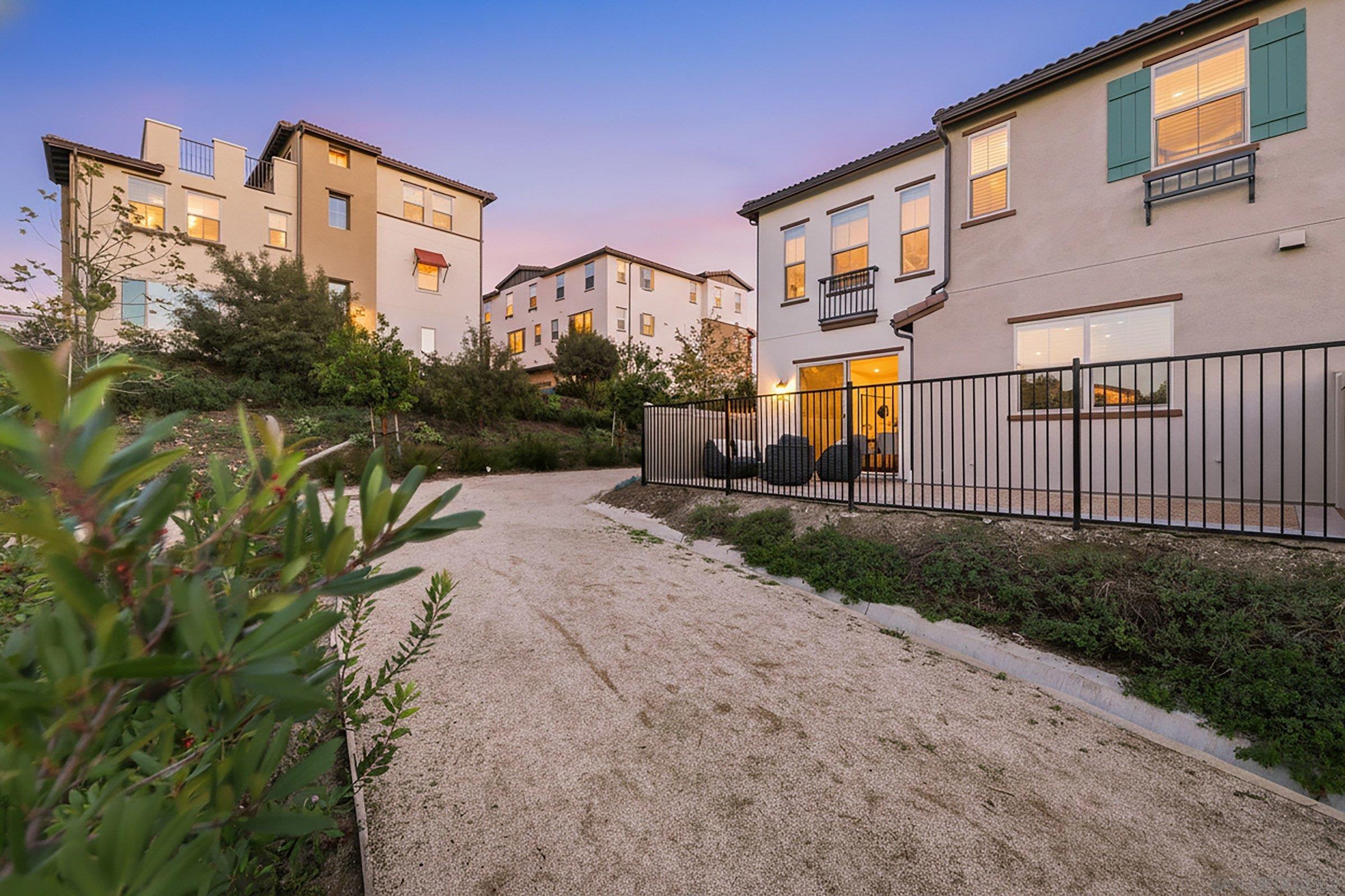 Detail Gallery Image 6 of 53 For 1794  Valley Oak Way, Oceanside,  CA 92056 - 4 Beds | 2/1 Baths