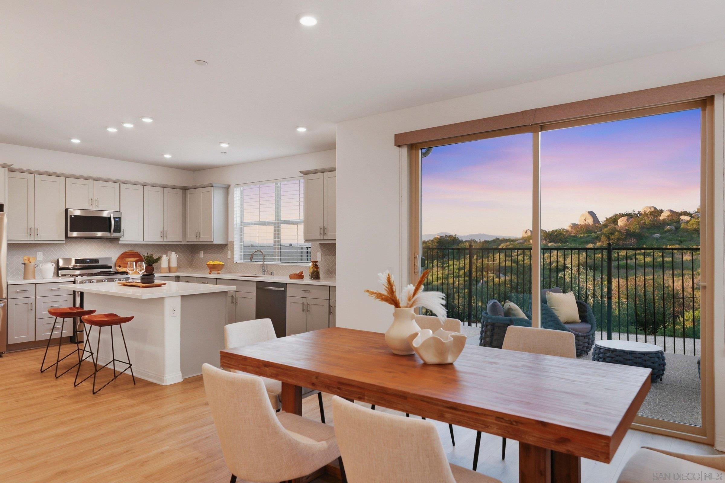 Detail Gallery Image 10 of 53 For 1794  Valley Oak Way, Oceanside,  CA 92056 - 4 Beds | 2/1 Baths