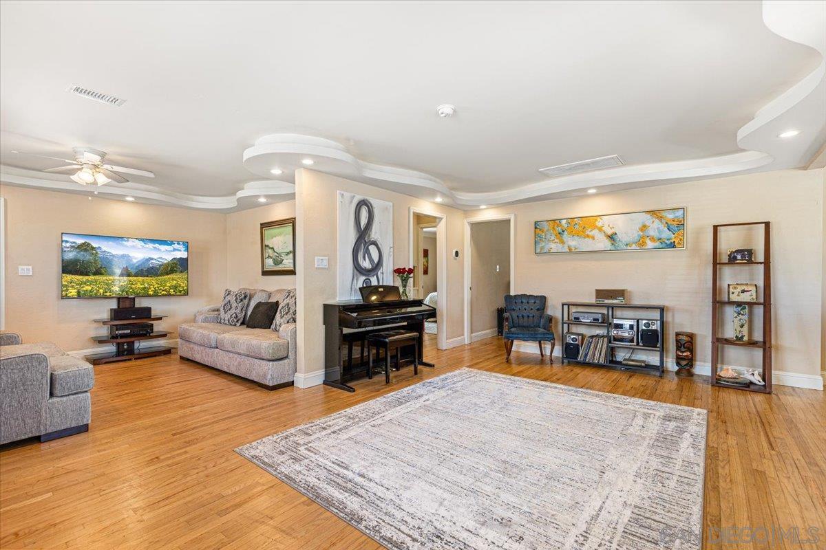 Detail Gallery Image 4 of 27 For 6295  Calle Pavana, San Diego,  CA 92139 - 3 Beds | 2 Baths