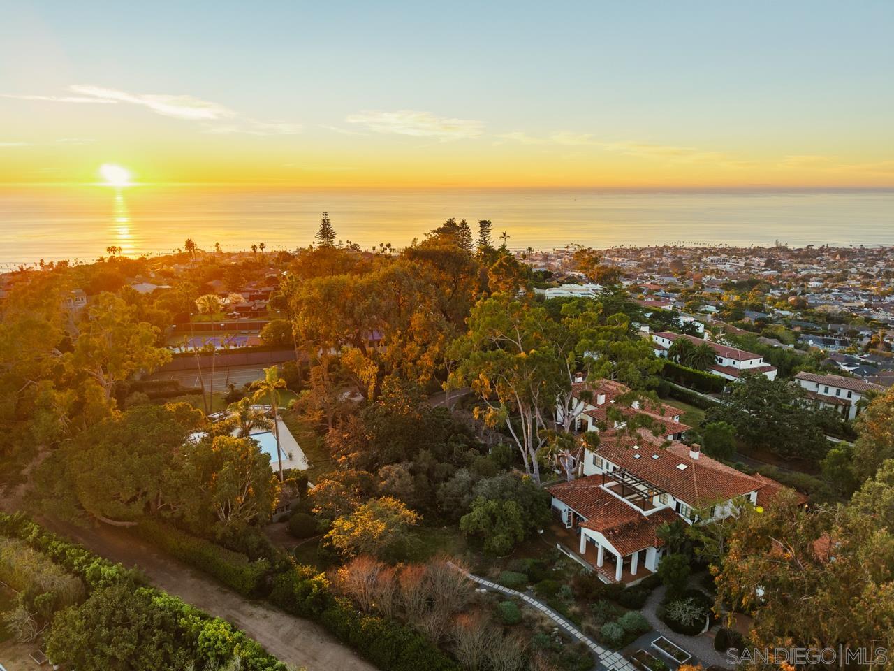 Detail Gallery Image 4 of 75 For 1205  Muirlands Dr, La Jolla,  CA 92037 - 8 Beds | 9/4 Baths